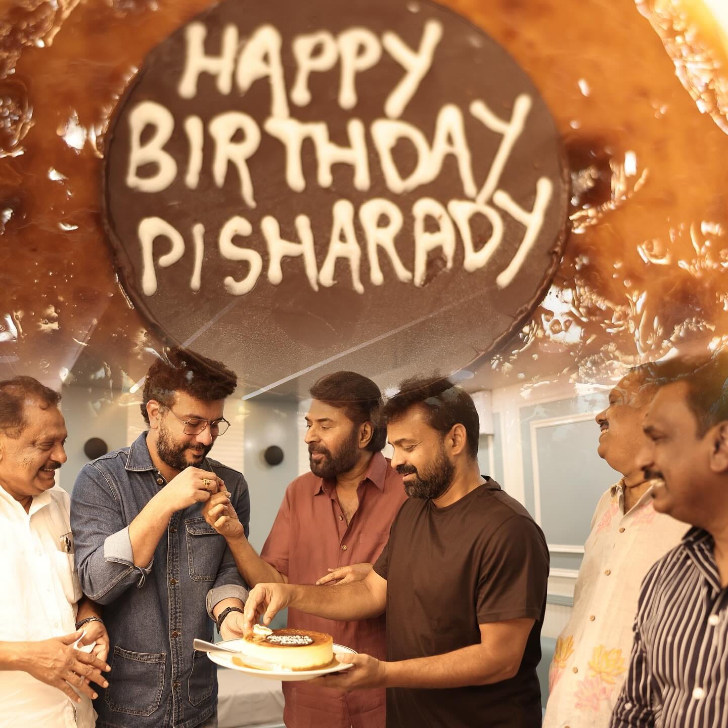 കുഞ്ചാക്കോ ബോബനും ആഘോഷത്തിൽ പങ്കെടുത്തു. മമ്മൂട്ടി അഭിനയിച്ച കാതോടു കാതോരം എന്ന ചിത്രത്തിലെ ഗാനത്തിന്റെ വരികളാണ് രമേഷ് പിഷാരടി ചിത്രങ്ങൾക്കൊപ്പം കുറിച്ചത്.
