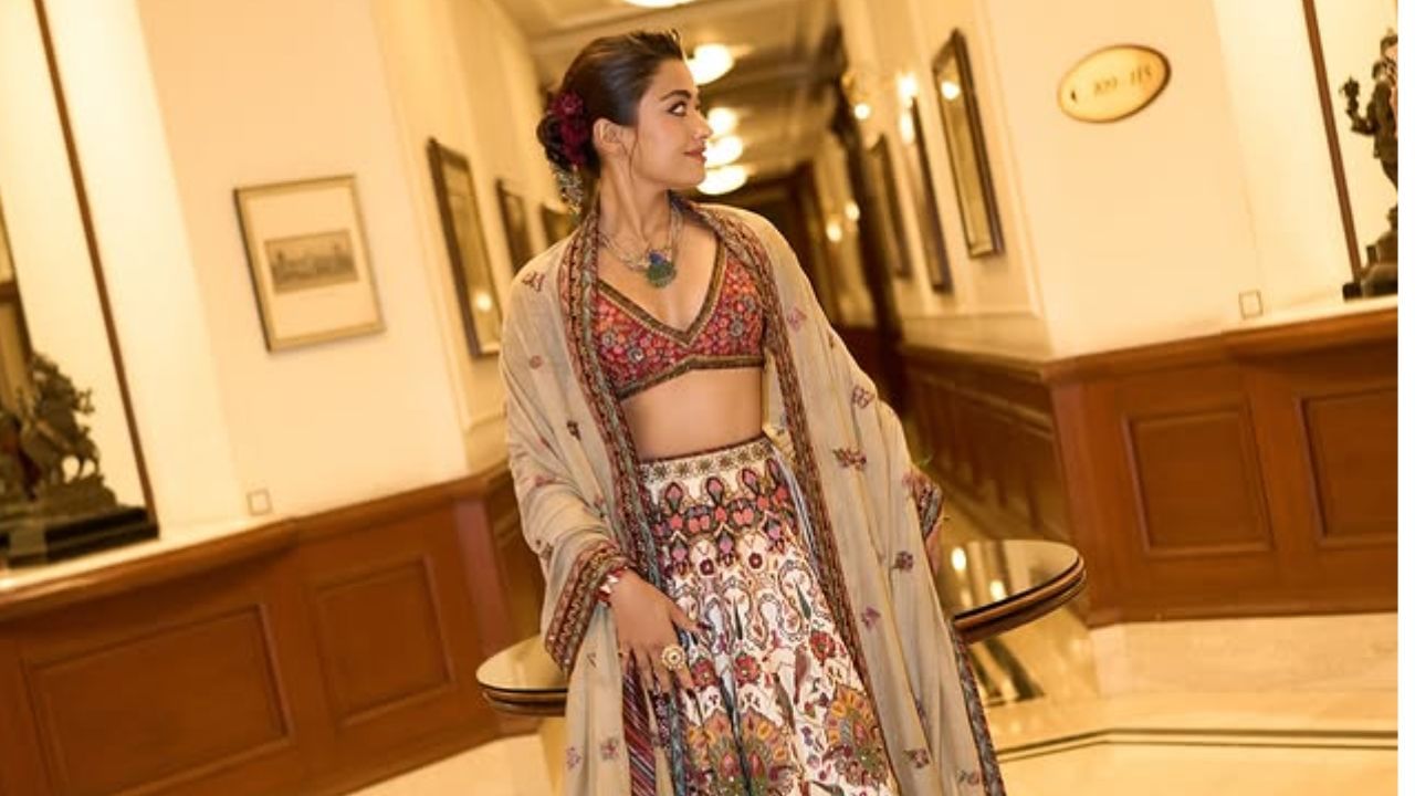 രശ്മിക മന്ദനയും ദീക്ഷിത് ഷെട്ടിയും പ്രധാന വേഷങ്ങളിൽ എത്തുന്ന ഗേൾഫ്രണ്ട് എന്ന ചിത്രത്തിന്റെ നിർമ്മാതാവാണ് നടിക്ക് അഭിനയത്തോടുള്ള ആത്മാർത്ഥതയെ കുറിച്ച് സംസാരിച്ചിരിക്കുന്നത്. ചിത്രത്തിൽ അഭിനയിക്കുന്നതിന് വേണ്ടി രശ്മിക ഒരു രൂപ പോലും പ്രതിഫലം വാങ്ങിച്ചിട്ടില്ല എന്നാണ് നിർമ്മാതാവിന്റെ വെളിപ്പെടുത്തൽ. (Photo: Social media)