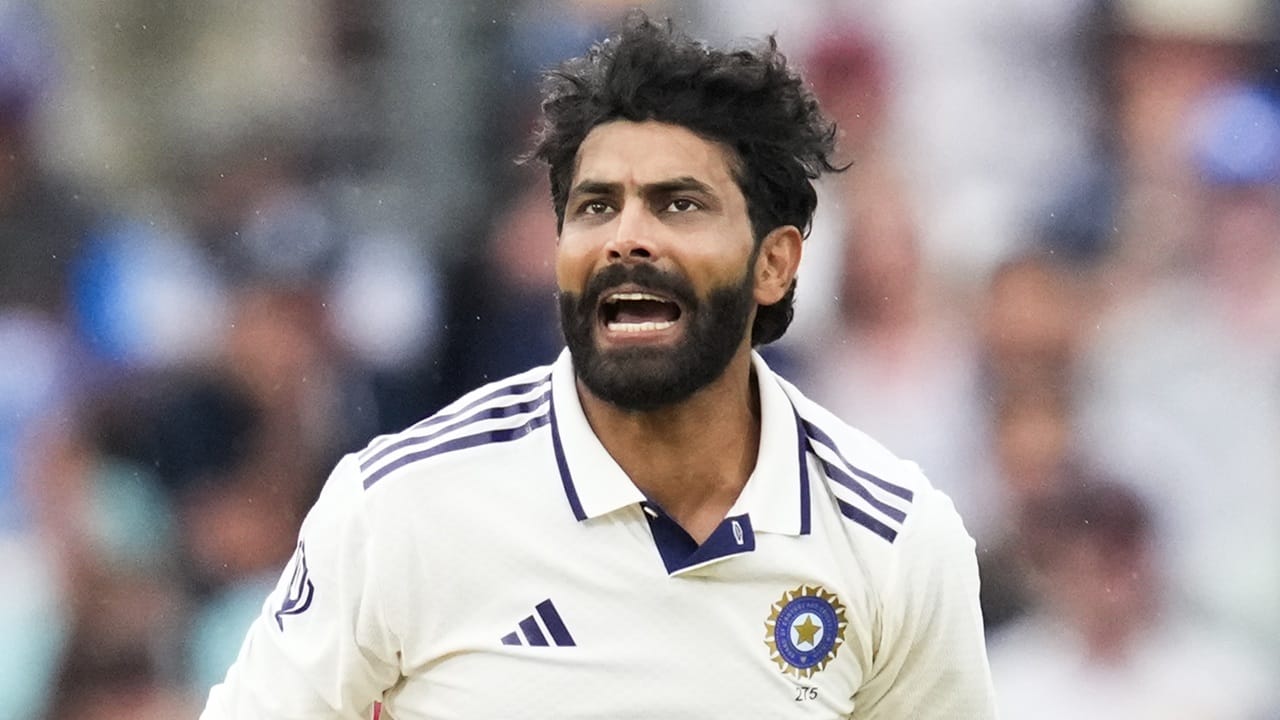 ടെസ്റ്റില്‍ സജീവമാണ്. റെഡ് ബോളില്‍ തകര്‍പ്പന്‍ പ്രകടനമാണ് താരം സമീപകാലത്ത് പുറത്തെടുക്കുന്നത്. അതേസമയം, ജഡേജയെ അടുത്ത ലോകകപ്പിലേക്ക് പരിഗണിക്കില്ലെന്ന് മുന്‍താരം ആര്‍ അശ്വിന്‍ വിലയിരുത്തി (Image Credits: PTI)