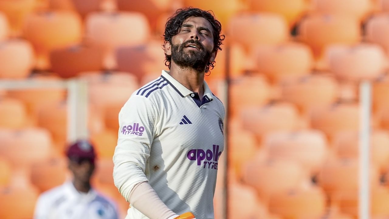 ടി20യില്‍ നിന്ന് ഇതിനകം ജഡേജ വിരമിച്ചിരുന്നു. ടെസ്റ്റില്‍ ഉജ്ജ്വല ഫോമിലുമാണ്. ഏകദിന ടീമില്‍ താരം ഉള്‍പ്പെടുമെന്നായിരുന്നു പ്രതീക്ഷ. എന്നാല്‍ ടീമില്‍ ഉള്‍പ്പെടാനാകാത്തതോടെ ഏകദിനത്തിലേക്കുള്ള ജഡേജയുടെ വഴിയടഞ്ഞോ എന്ന ചോദ്യമാണ് ഉയരുന്നത് (Image Credits: