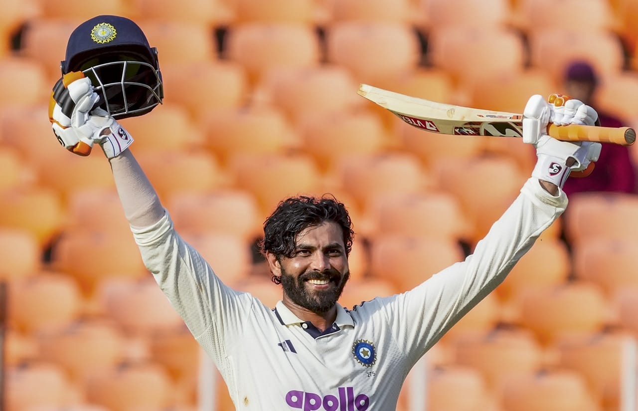 എന്നാല്‍ ജഡേജയുടെ ഏകദിന കരിയര്‍ അസ്തമിച്ചിട്ടില്ലെന്ന സൂചനയാണ് മുഖ്യ സെലക്ടര്‍ അജിത്ത് അഗാര്‍ക്കര്‍ നല്‍കുന്നത്. രണ്ട് ഇടംകൈയ്യന്‍ സ്പിന്നര്‍മാരെ ഓസ്‌ട്രേലിയയിലേക്ക് കൊണ്ടുപോകേണ്ട കാര്യമില്ലെന്ന് അഗാര്‍ക്കര്‍ പറഞ്ഞു. ജഡേജയെ ഒഴിവാക്കിയതിന്റെ കാരണവും ഇതായിരുന്നു (Image Credits: 