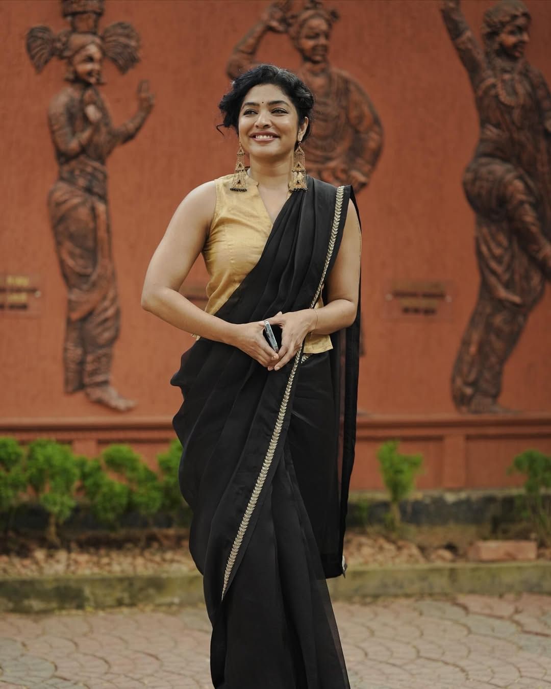 മലയാളി പ്രേക്ഷകർക്ക് ഏറെ സുപരിചിതനാണ് നടി റിമ കല്ലിങ്കൽ. നിലപാടുകൾ തുറന്നുപറഞ്ഞതിന്റെ പേരിൽ പലപ്പോഴും വിമർശനങ്ങൾ പരിഹാസങ്ങളും ഏറ്റുവാങ്ങേണ്ടി വന്ന നടിയാണ് റിമ. നീലവെളിച്ചമാണ് ഒടുവിൽ മലയാളത്തിൽ റിലീസ് ചെയ്ത റിമയുടെ സിനിമ. (Image Credits: Instagram)