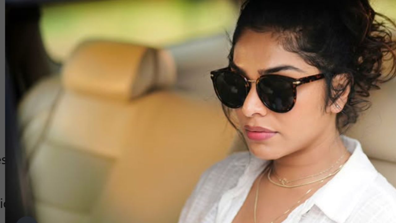 അഭിനയ മികവിനാലും സമൂഹത്തിലെ വിഷയങ്ങളിലുള്ള തന്റെ ഉറച്ച നിലപാടിനാലും എന്നും സോഷ്യൽമീഡിയയിൽ ചർച്ചാകേന്ദ്രമാണ് നടി റിമാ കല്ലിങ്കൽ. അടുത്തിടെ ക്രിട്ടിക്സ് അവാർഡ് വേദിയിൽ വെച്ച് മാധ്യമങ്ങളിൽ നിന്നും താൻ നേരിട്ട ദുരനുഭവത്തെക്കുറിച്ച് തുറന്നു പറഞ്ഞ് രംഗത്തെത്തിയിരിക്കുകയാണ് താരം. (Image credit: Social media)