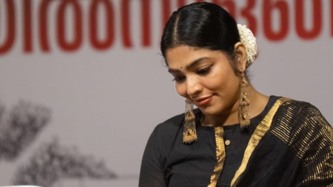 സോഷ്യൽ മീഡിയയിൽ സജീവമായ റിമ ഇടയ്ക്കിടെ പല വിവാദങ്ങൾക്കും പാത്രമാകാറുണ്ട്. എന്നിരുന്നാലും ഏത് കാര്യത്തിലും തന്റെ നിലപാട് വ്യക്തമാക്കി താരം മുന്നോട്ടു പോകും. അടുത്തിടെ അഭിനയിച്ച തിയേറ്റർ എന്ന ചിത്രത്തിലെ അഭിനയ മികവിന് റിമ കല്ലിങ്കലിന് ഫിലിം ക്രിട്ടിക്സ് അവാർഡും ലഭിച്ചിട്ടുണ്ട്. (Photo credit: Instgarm)