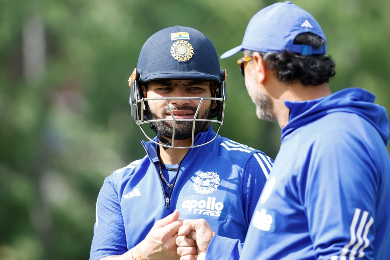 പരിക്കിൽ നിന്ന് മുക്തനായി തിരികെയെത്തിയ ഓൾറൗണ്ടർ നിതീഷ് കുമാർ റെഡ്ഡിയാണ് വീണ്ടും പരിക്കേറ്റ് പുറത്തായത്. അഡലെയ്ഡിൽ നടന്ന രണ്ടാം ഏകദിനത്തിനിടെ പരിക്കേറ്റ താരം ഇപ്പോൾ കഴുത്തിന് കോച്ചിപ്പിടുത്തമുണ്ടെന്ന് പരാതിപറഞ്ഞിരിക്കുകയാണെന്ന് ബിസിസിഐ അറിയിച്ചു.