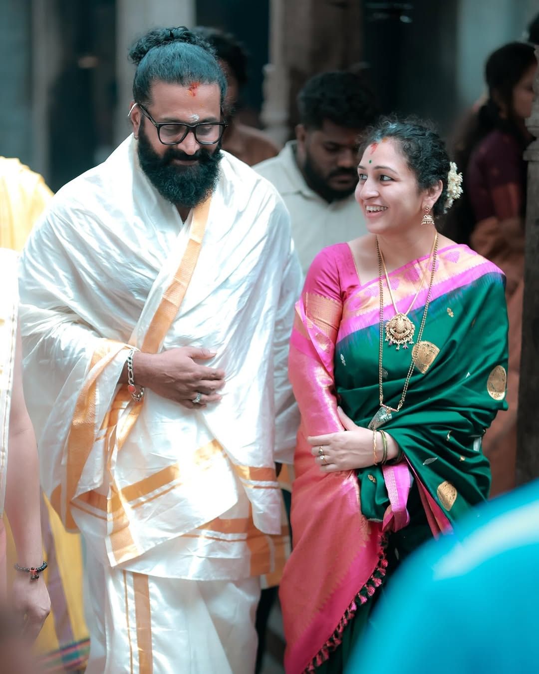 റിപ്പോര്ട്ടുകള് പ്രകാരം 150 ഇഞ്ച് വലിപ്പമുള്ള വലിയ സ്ക്രീനിന് മുന്നിലായി ഇറ്റാലിയന് ലെതര് റീക്ലൈനറുകളുള്ള സ്വകാര്യ വ്യൂവിങ് റൂമും ഈ വീട്ടിലുണ്ട്. ഡോള്ബി അറ്റ്മോസ് സംവിധാനത്തിലാണ് ശബ്ദ ക്രമീകരണം.