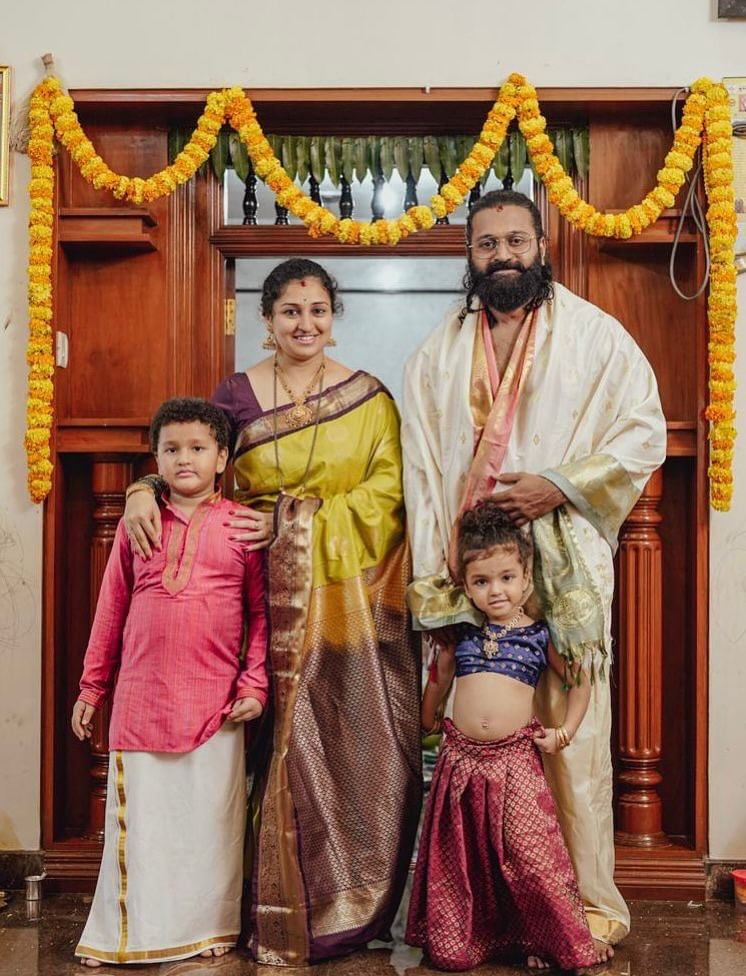 300 കിലോഗ്രാം ഭാരമുള്ള ഗ്രാനൈറ്റ് കൊണ്ട് നിര്മ്മിച്ച തുളസിത്തറയും വിശാലമായ ആട്രിയവും വീടിന് മാറ്റ് കൂട്ടുന്നു. യുവരാജ് സിങ് ഒപ്പിട്ട ക്രിക്കറ്റ് ബാറ്റാണ് മുഖ്യ ആകര്ഷണം. ഇതിനോട് ചേര്ന്നായി കാന്താരയില് അദ്ദേഹം ഉപയോഗിച്ച റൈഫില് പ്രോപ്പ് എന്നിവയും കാണാം.