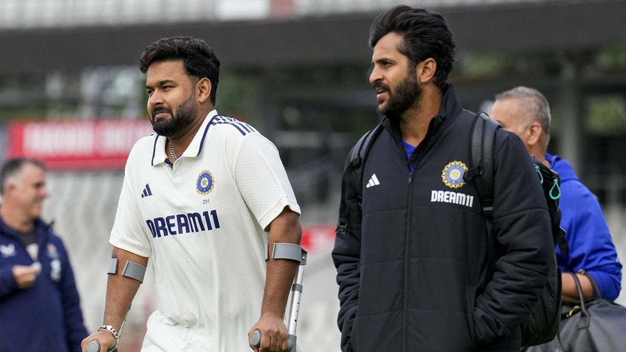 ദക്ഷിണാഫ്രിക്കയ്‌ക്കെതിരായ രണ്ട് മത്സരങ്ങളുള്ള ടെസ്റ്റ് പരമ്പരയ്ക്ക് മുന്നോടിയായുള്ള പന്തിന്റെ തയ്യാറെടുപ്പ് കൂടിയാകും രഞ്ജി ട്രോഫി മത്സരം. മാഞ്ചസ്റ്ററിൽ ഇംഗ്ലണ്ടിനെതിരായ നാലാം ടെസ്റ്റ് മത്സരത്തിനിടെ കാലിനാണ് പന്തിന് പരിക്കേറ്റത്  (Image Credits: PTI)