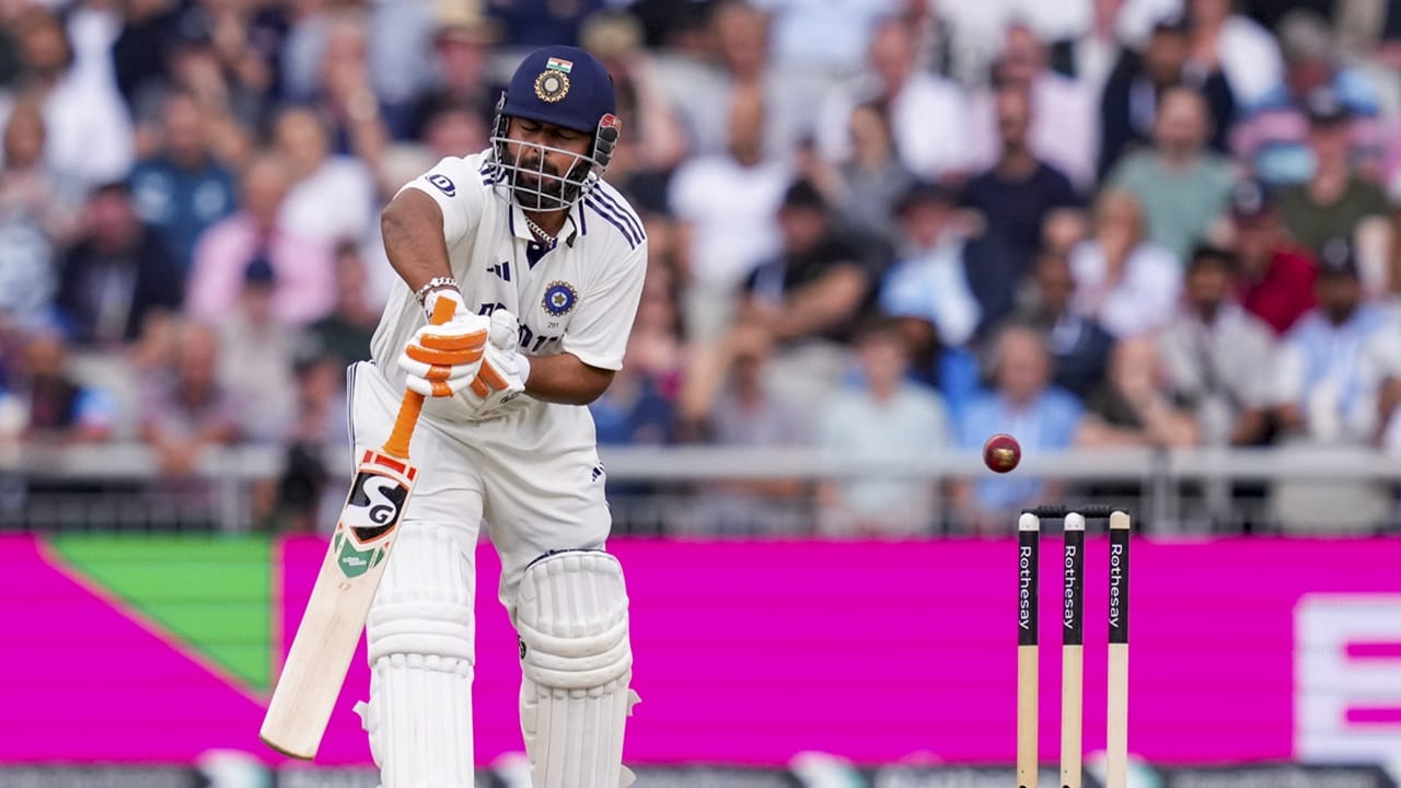 ഇംഗ്ലണ്ട് പേസർ ക്രിസ് വോക്സ് എറിഞ്ഞ യോർക്കറാണ് പന്തിന് പരിക്കേല്‍പിച്ചത്. പരിക്കിനെ തുടര്‍ന്ന് വെസ്റ്റ് ഇന്‍ഡീസിനെതിരായ ടെസ്റ്റ് പരമ്പരയിലും, ഓസ്‌ട്രേലിയക്കെതിരായ ഏകദിന പരമ്പരയിലും പന്തിനെ ഉള്‍പ്പെടുത്തിയില്ല. ഇംഗ്ലണ്ട് പരമ്പരയിൽ താരം മികച്ച പ്രകടനം പുറത്തെടുത്തിരുന്നു  (Image Credits: PTI)