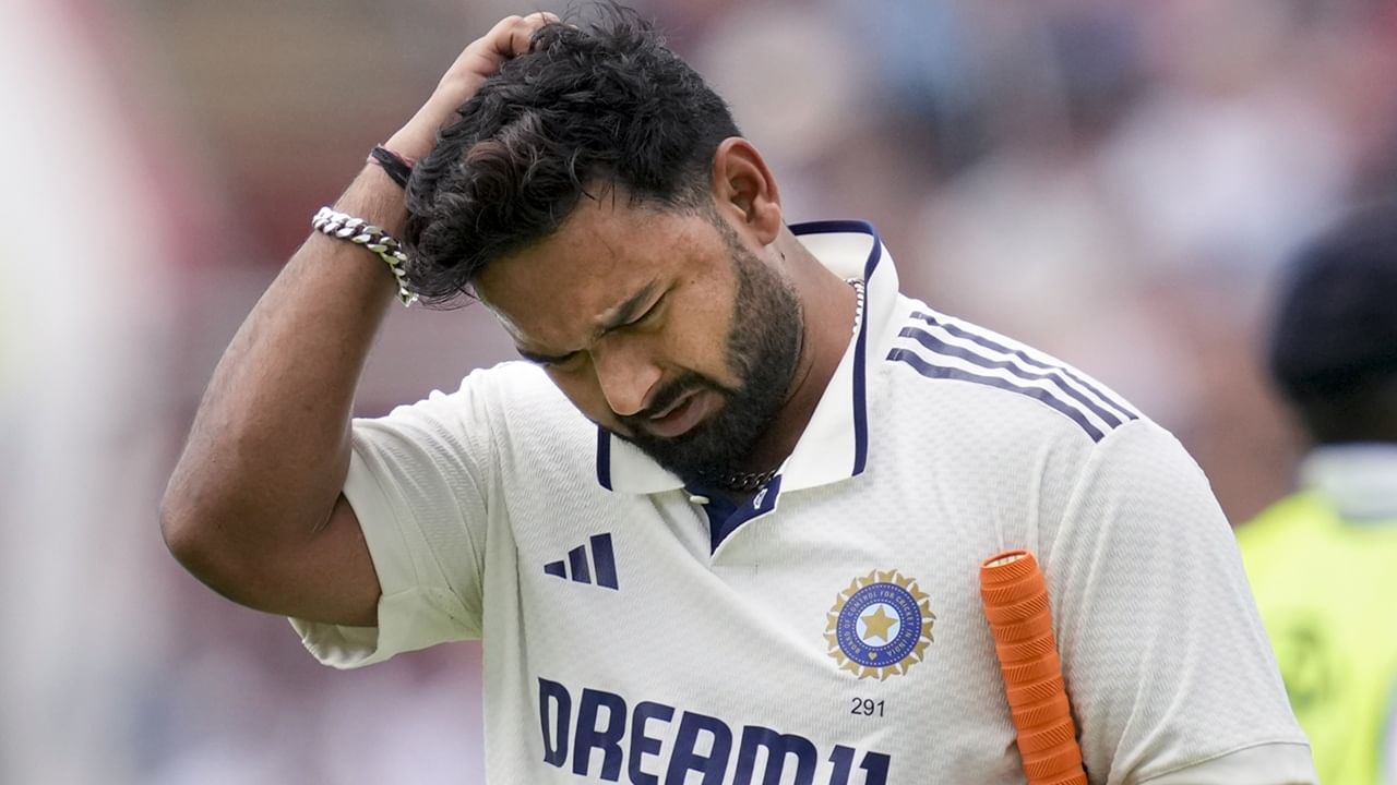 താരം പരിക്കില്‍ നിന്ന് മുക്തനായി വരികയാണ്. ബാറ്റിങ് പരിശീലനവും പുനരാരംഭിച്ചു. അനുമതി ലഭിച്ചാൽ, ഒക്ടോബർ 15 ന് ഹൈദരാബാദിനെതിരെ നടക്കുന്ന രഞ്ജി ട്രോഫി മത്സരത്തില്‍ പന്ത് ഡല്‍ഹിക്കായി കളിക്കും  (Image Credits: PTI)