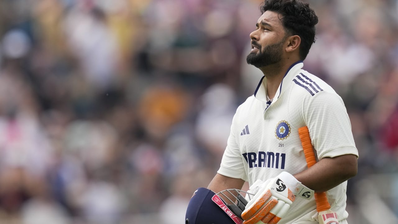 ഇംഗ്ലണ്ട് പര്യടനത്തിനിടെ പരിക്കേറ്റ വിക്കറ്റ് കീപ്പര്‍ ഋഷഭ് പന്ത് ക്രിക്കറ്റിലേക്ക് തിരികെയെത്തുന്നു. ഒക്ടോബറില്‍ ആരംഭിക്കുന്ന രഞ്ജി ട്രോഫിയുടെ രണ്ടാം റൗണ്ടിലൂടെയാകും പന്തിന്റെ തിരിച്ചുവരവ്. ആഭ്യന്തര ക്രിക്കറ്റില്‍ ഡല്‍ഹിക്കു വേണ്ടിയാണ് പന്ത് കളിക്കുന്നത് (Image Credits: PTI)