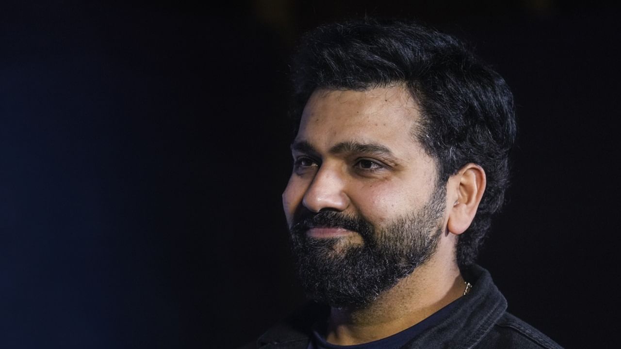 അടുത്ത ലോകകപ്പിന് രോഹിത് കളിക്കുമോയെന്ന് അറിയില്ലെന്ന് ഗവാസ്‌കര്‍ പറയുന്നു. ഒരു വര്‍ഷം അഞ്ചോ ഏഴോ ഏകദിനങ്ങള്‍ മാത്രമാണ് ഇന്ത്യന്‍ ടീം കളിക്കുന്നത്. അതുകൊണ്ട് തന്നെ ലോകകപ്പ് പോലൊരു ടൂര്‍ണമെന്റ് കളിക്കാന്‍ വേണ്ട പരിശീലനമൊന്നും രോഹിതിന് ലഭിക്കില്ല. അതുകൊണ്ടാകാം ഗില്ലിനെ ക്യാപ്റ്റനാക്കിയത് (Image Credits: PTI)