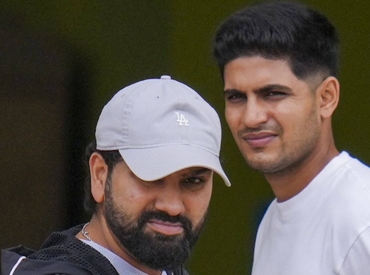 ശുഭ്മാന്‍ ഗില്ലിനെ ഏകദിന ക്യാപ്റ്റനാക്കിയതിന്റെ അലയൊലികള്‍ ഇപ്പോഴും അവസാനിച്ചിട്ടില്ല. രോഹിത് ശര്‍മയെ ക്യാപ്റ്റന്‍ സ്ഥാനത്തുനിന്ന് നീക്കിയതില്‍ ആരാധകര്‍ ഇപ്പോഴും അസ്വസ്ഥരാണ്. രോഹിതിന്റെ ക്യാപ്റ്റന്‍സി യുഗത്തിന് അന്ത്യം കുറിച്ച് ടീം മാനേജ്‌മെന്റിന്റെ തീരുമാനത്തിനെതിരെ സോഷ്യല്‍ മീഡിയയില്‍ ആരാധകരുടെ പ്രതിഷേധം തുടരുകയാണ് (Image Credits: PTI)