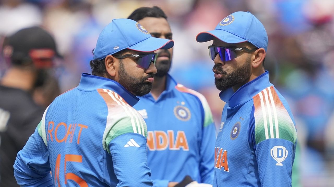 ക്യാപ്റ്റന്‍ ശുഭ്മാന്‍ ഗില്‍, യശ്വസി ജയ്‌സ്വാള്‍, നിതീഷ് കുമാര്‍ റെഡ്ഡി, അര്‍ഷ്ദീപ് സിങ്, പ്രസിദ്ധ് കൃഷ്ണ എന്നിവരും ആദ്യ ബാച്ചിലുണ്ട്. സപ്പോര്‍ട്ട് സ്റ്റാഫിലെ ചില അംഗങ്ങളും ഇവര്‍ക്കൊപ്പം പുറപ്പെട്ടു. ഇന്ദിരാഗാന്ധി അന്താരാഷ്ട്ര വിമാനത്താവളത്തില്‍ നിന്നാണ് ഇവര്‍ ഓസ്‌ട്രേലിയയിലേക്ക് പുറപ്പെട്ടത് (Image Credits: PTI)