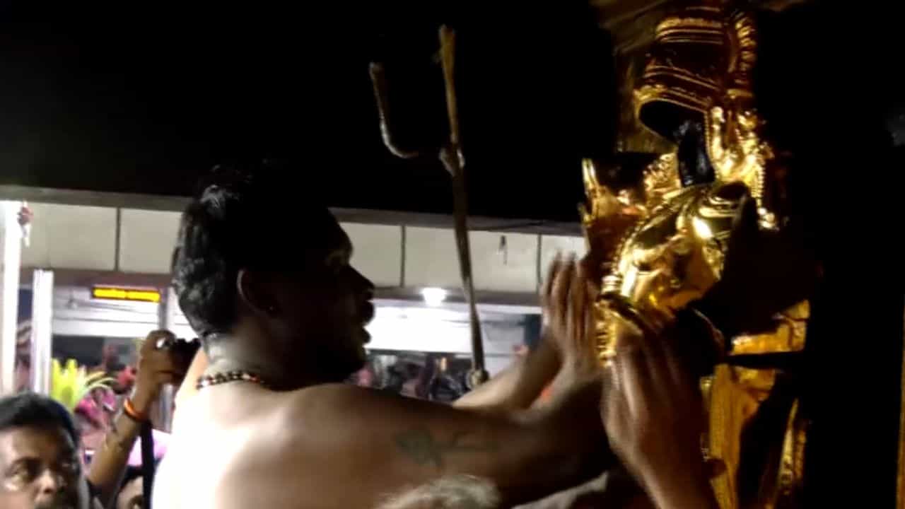Sabarimala : ദ്വാരപാലക ശിൽപങ്ങളിൽ സ്വർണപ്പാളികൾ പുനഃസ്ഥാപിച്ചു; തുലാമാസ പൂജകൾക്കായി ശബരിമല നട തുറന്നു, മേൽശാന്തി നറുക്കെടുപ്പ് നാളെ