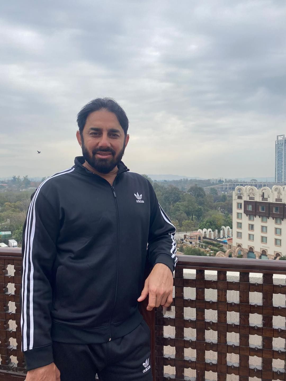 ആ സമയത്ത് യൂസുഫ് റാസ ഗിലാനി ആയിരുന്നു പാകിസ്താൻ പ്രധാനമന്ത്രി. ലോകകപ്പ് നേടിയ ടീമിന് പ്രധാനമന്ത്രി 25 ലക്ഷം പാകിസ്താൻ രൂപ വീതമുള്ള ചെക്ക് സമ്മാനിച്ചു. ഈ ചെക്ക് മാറാൻ ശ്രമിച്ചപ്പോൾ ബൗൺസായെന്നും പണം ലഭിച്ചില്ലെന്നുമാണ് ഇപ്പോൾ അജ്മൽ പറയുന്നത്.