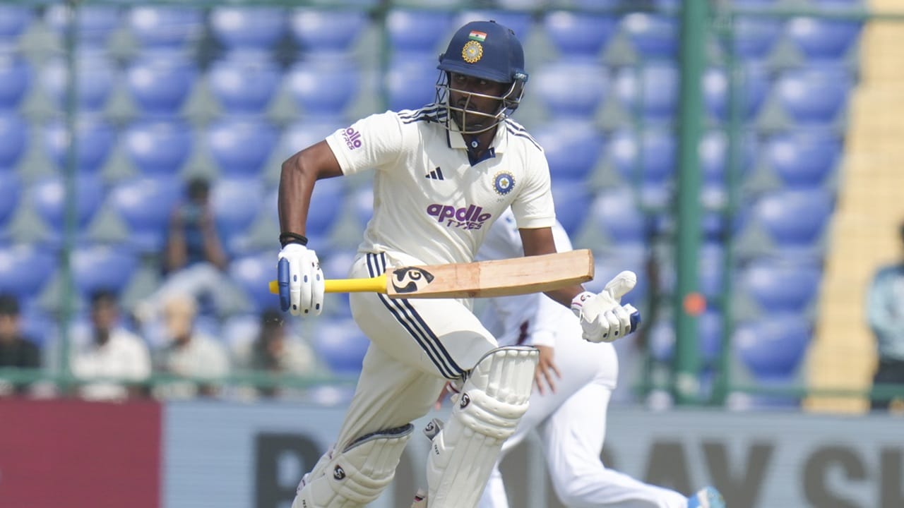 പരിക്കേറ്റതിനെ തുടര്‍ന്ന് രണ്ടാം ടെസ്റ്റില്‍ താരം ഇടയ്ക്ക് ഫീല്‍ഡിങിന് ഇറങ്ങിയിരുന്നില്ല. മത്സരത്തിന്റെ രണ്ടാം ദിനം ഷോര്‍ട്ട് ലെഗില്‍ ഫീല്‍ഡ് ചെയ്യുന്നതിനിടെയാണ് സായിക്ക് പരിക്കേറ്റത്. മെഡിക്കല്‍ ഉപദേശത്തെ തുടര്‍ന്ന് താരം പിന്നീട് ഡഗൗട്ടില്‍ ഇരിക്കുകയായിരുന്നു  (Image Credits: PTI)