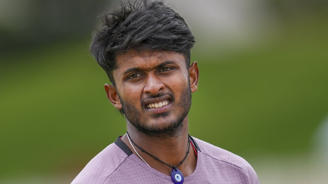 വെസ്റ്റ് ഇന്‍ഡീസിനെതിരായ ടെസ്റ്റ് പരമ്പരയ്ക്കിടെ സായ് സുദര്‍ശനോട് ഗുജറാത്ത് ടൈറ്റന്‍സ് വിട്ട്, ചെന്നൈ സൂപ്പര്‍ കിങ്‌സില്‍ ചേരണമെന്ന് ആവശ്യപ്പെട്ട് ആരാധകന്‍. മത്സരത്തിനിടെ താരം ഡഗൗട്ടില്‍ ഇരുന്നപ്പോഴാണ് സായിയോട് ആരാധകന്‍ ഇക്കാര്യം തമാശ രൂപേണ ആവശ്യപ്പെട്ടത്. രസകരമായ ഈ സംഭവത്തിന്റെ വീഡിയോ സോഷ്യല്‍ മീഡിയയില്‍ വൈറലാണ് (Image Credits: PTI)