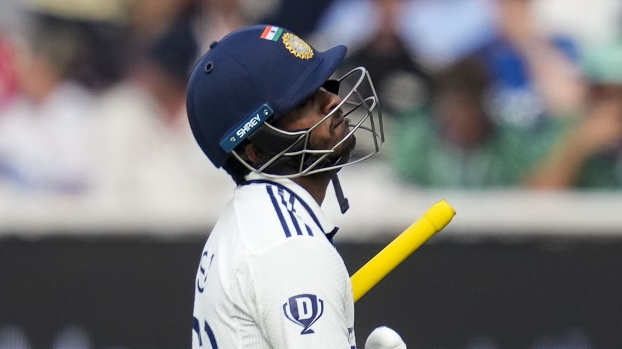 ലഘുഭക്ഷണം കഴിച്ച് മത്സരം വീക്ഷിക്കുന്നതിനിടെയാണ് താരത്തോട് ഗുജറാത്ത് ടൈറ്റന്‍സുമായുള്ള ബന്ധം ഉപേക്ഷിക്കാന്‍ ആരാധകന്‍ ആവശ്യപ്പെട്ടത്. ഹിന്ദിയിലാണ് ആരാധകന്‍ ആവശ്യമുന്നയിച്ചത്. ഗുജറാത്ത് സേ നികൽ ജാവോ, സിഎസ്‌കെ മേ ജരുരത് ഹേ എന്നായിരുന്നു ആരാധകന്റെ വാക്കുകള്‍  (Image Credits: PTI)