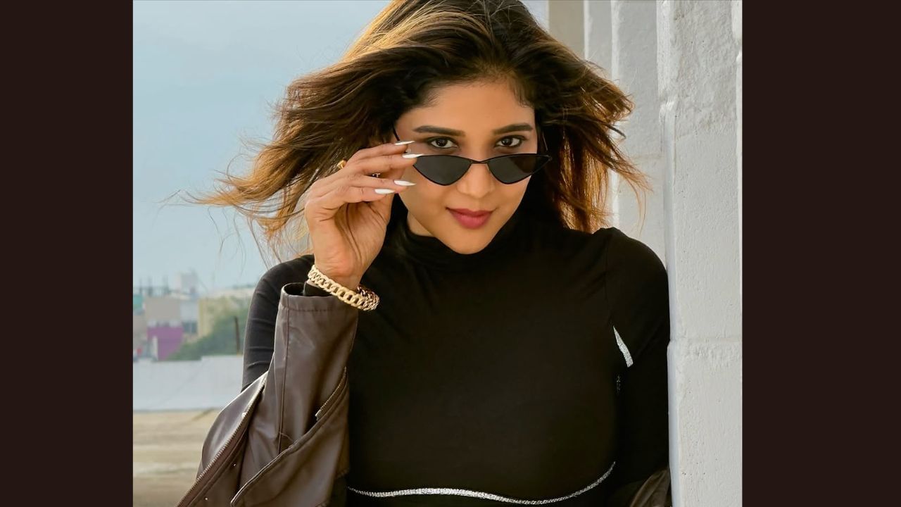 എന്നാൽ താനൊരു ഇന്ത്യൻ നടിയാണെന്നും തന്റെ ജന്മദേശമല്ല മറിച്ച് തന്നിലുള്ള കലയേക്കുറിച്ചാണ് സംസാരിക്കേണ്ടതെന്നും സാക്ഷി അഗർവാൾ ടൈംസ് ഓഫ് ഇന്ത്യയോട് പറഞ്ഞു. കൗസ്റ്റിംഗ് കൗച്ച് അനുഭവങ്ങൾ ഒരുപാട് നേരിട്ടിരുന്നു. നമുക്ക് അംഗീകരിക്കാൻ സാധിക്കാത്ത ആവശ്യങ്ങളുമായി തന്നെ പലരും സമീപിച്ചു. തമിഴ്, മലയാളം, തെലുങ്ക് കന്നട ഭാഷകൾക്ക് പുറമേ ഓടിടിയിൽ നിന്നും മികച്ച അവസരങ്ങൾ ലഭിച്ചിട്ടുണ്ട്.(Photo: Social media)