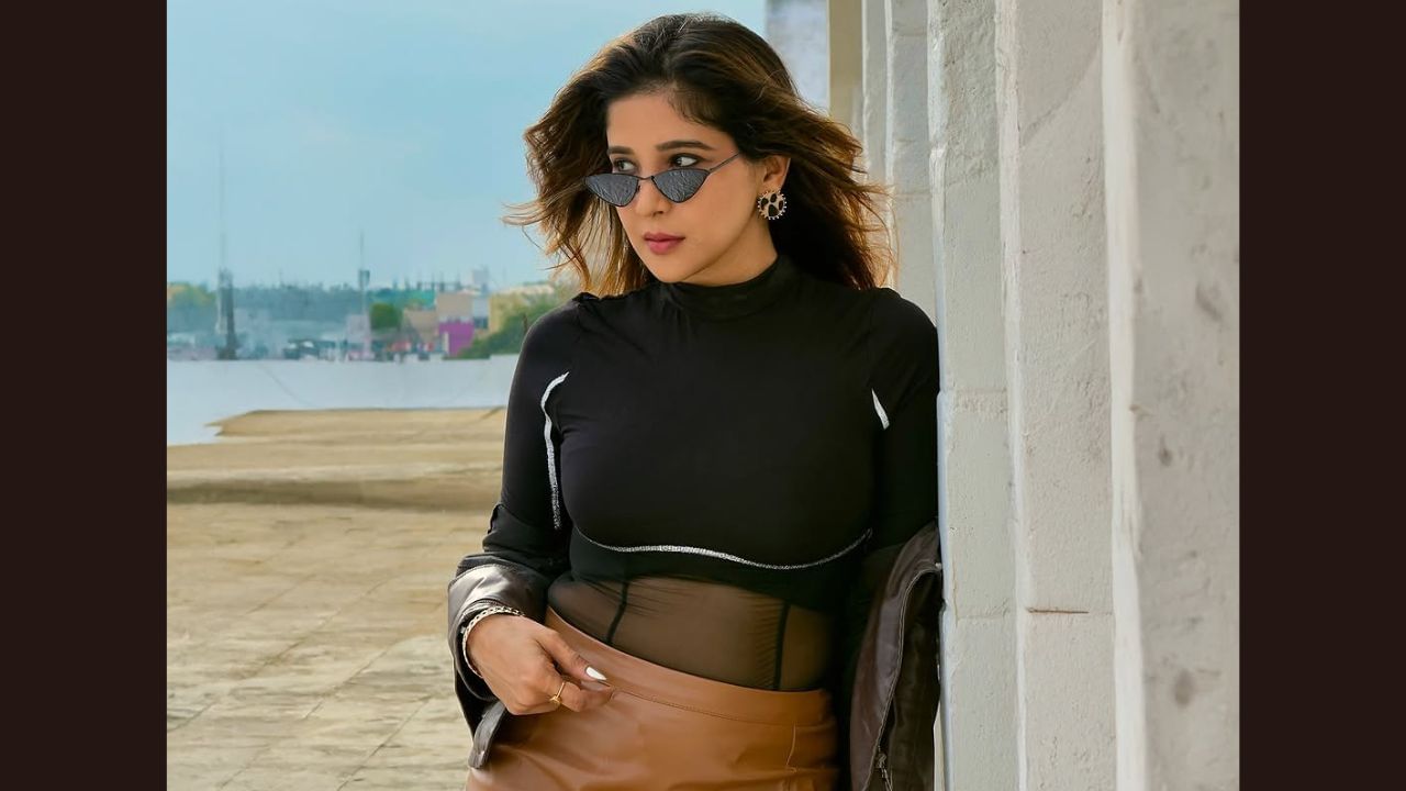 ഒരു സിനിമ മേഖല മറ്റേതിനേക്കാൾ സുരക്ഷിതമാണെന്ന് പറയാൻ സാധിക്കില്ല എന്നാലും തമിഴ് സിനിമയിൽ കുറച്ചുകൂടെ സുരക്ഷിതമാണെന്നും സാക്ഷി. തമിഴ് സിനിമ മേഖലയ്ക്ക് അച്ചടക്കവും തൊഴിൽപരമായ അതിർവരമ്പുകളും ഉണ്ടെന്നും നടി പറയുന്നു. 2013ൽ റിലീസ് ചെയ്ത രാജാറാണി എന്ന സിനിമയിലൂടെയാണ് സാക്ഷി വെള്ളിത്തിരയിൽ അരങ്ങേറ്റം കുറിക്കുന്നത്. (Photo: Social media)