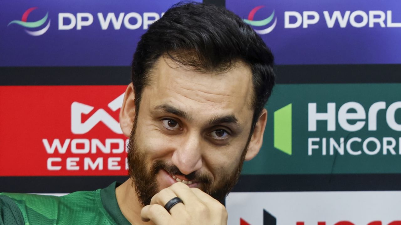 ഏഷ്യാ കപ്പില് ഇന്ത്യയോട് തോറ്റതിന് പിന്നാലെ പാകിസ്ഥാന് ടി20 ടീമിന്റെ ക്യാപ്റ്റന് സ്ഥാനത്തുനിന്ന് സല്മാന് അലി ആഗയെ പിസിബി പുറത്താക്കാനൊരുങ്ങുന്നുവെന്ന് റിപ്പോര്ട്ട്. ഷദാബ് ഖാനെ ക്യാപ്റ്റനാക്കാനാണ് പിസിബിയുടെ നീക്കം. 2026ലെ ടി20 ലോകകപ്പിന് മുമ്പ് ടീമിനെ സജ്ജമാക്കുകയാണ് പിസിബിയുടെ ലക്ഷ്യമെന്ന് പിടിഐ റിപ്പോര്ട്ട് ചെയ്തു (Image Credits: PTI)