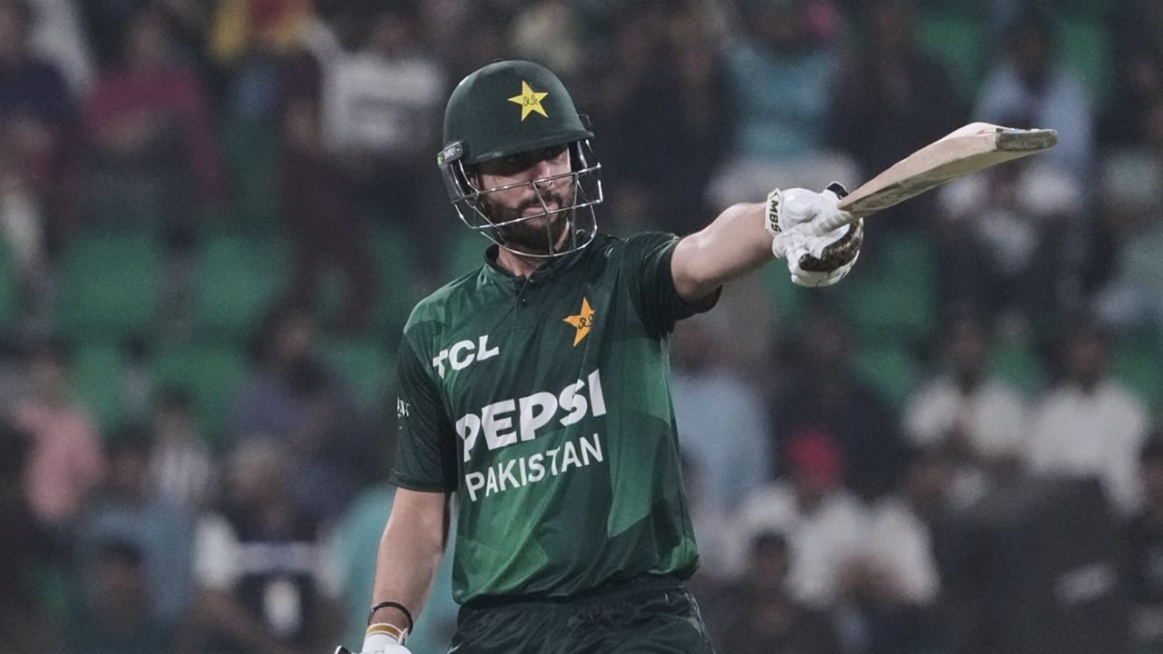 പരിക്കേറ്റ ഷദാബ് ഖാന്‍ നിലവില്‍ വിശ്രമത്തിലാണ്. താരം തിരിച്ചെത്തിയതിന് ശേഷം പുതിയ തീരുമാനം നടപ്പിലാക്കാനാണ് ആലോചനയെന്നാണ് റിപ്പോര്‍ട്ട്. ഏഷ്യാ കപ്പ് ഫൈനലില്‍ പാകിസ്ഥാന്‍ ഇന്ത്യയോട് തോറ്റിരുന്നു (Image Credits: PTI)