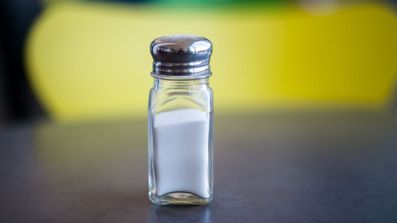 പൊടിയുപ്പിലെ പ്രധാന ഘടകം സോഡിയം ക്ലോറൈഡ് ആണ്. ഈ സോഡിയമാണ് രക്തസമ്മർദ്ദം കൂട്ടുന്നത്. നിങ്ങൾ ഉപ്പു കൂടുതൽ അടങ്ങിയ ഭക്ഷണം കഴിക്കുമ്പോൾ ശരീരത്തിലെ സോഡിയത്തിന്റെ അളവ് വർദ്ധിക്കുന്നു. ഈ അധിക സോഡിയം പുറന്തള്ളുന്നതിനായി വൃക്കകൾ കൂടുതൽ ജലം ശരീരത്തിൽ നിലനിർത്തുന്നു. ശരീരത്തിൽ വെള്ളം കെട്ടിക്കിടക്കുമ്പോൾ രക്തത്തിന്റെ അളവും വർധിക്കാൻ കാരണമാകും. (Photo: Credits: Getty Images)