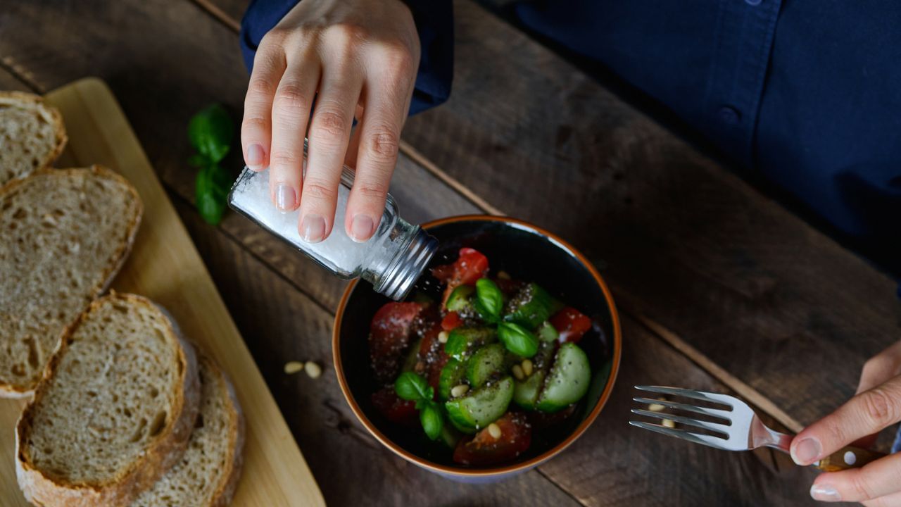 അതിൽ തന്നെ ഇന്നും പലർക്കും സംശയമുള്ള കാര്യമാണ് പൊടിയുപ്പ് ആരോഗ്യത്തിന് ഹാനികരം ആണോ എന്നത്. പൊടിയുപ്പും കല്ലുപ്പും തമ്മിലുള്ള താരതമ്യപ്പെടുത്തൽ അടുത്തകാലത്തായി വർധിച്ചിട്ടുണ്ട്. യഥാർത്ഥത്തിൽ പൊടിയുപ്പ് ധാരാളമായി ഉപയോഗിക്കുന്നത് രക്തസമ്മർദ്ദം വർധിപ്പിക്കാൻ ഇടയാക്കാറുണ്ട്. മറ്റൊന്നുമല്ല അതിലെ അടങ്ങിയിരിക്കുന്ന സോഡിയം ആണ് പ്രധാന വില്ലൻ ആകുന്നത്. (Photo: Credits: Getty Images)