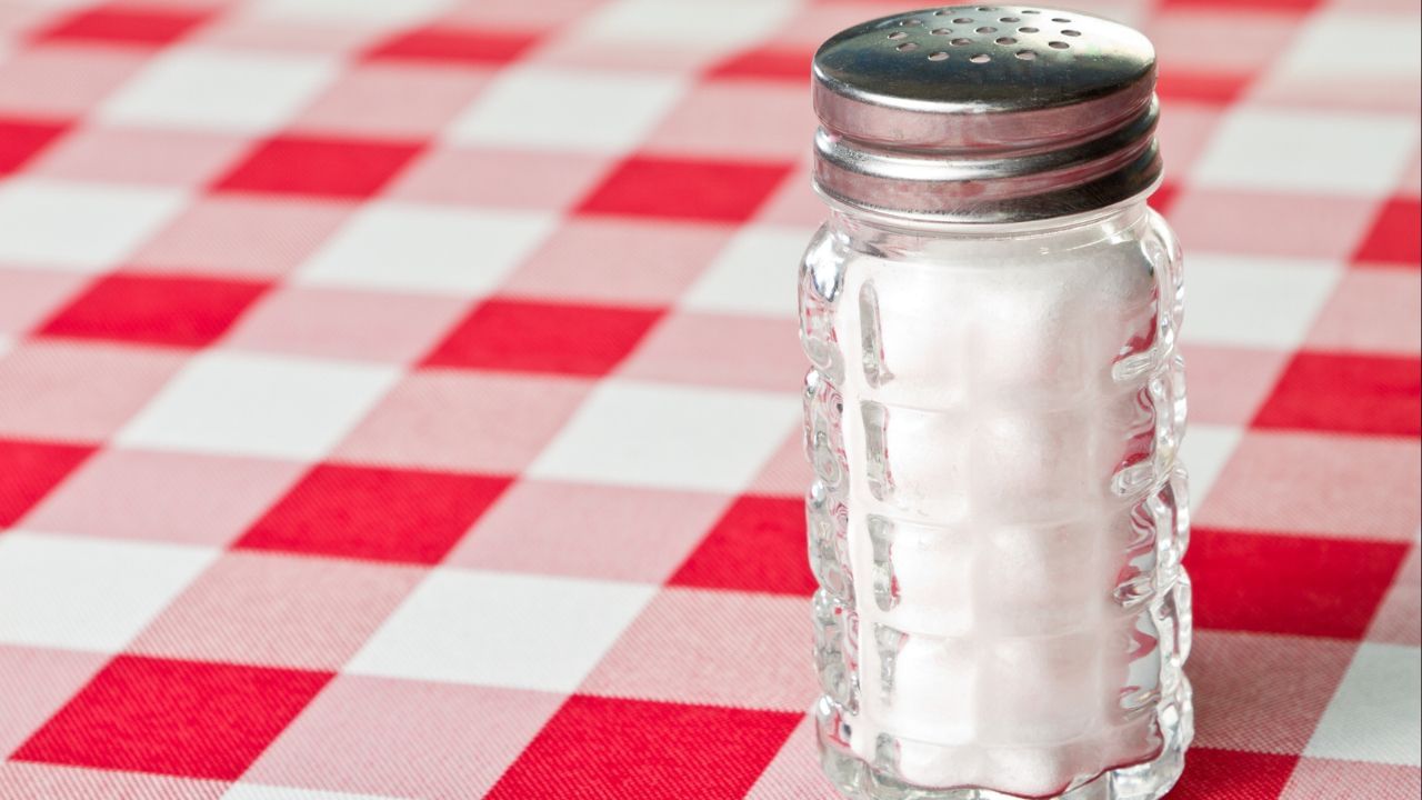 ഏറ്റവും കൂടിയ മർദ്ദം ആണെങ്കിൽ അതിനെ സിസ്റ്റോളിക് മർദ്ദം എന്നും പറയുന്നു. ഹൃദയമിടിപ്പുകൾക്കിടയിൽ ഹൃദയം വിശ്രമിക്കുമ്പോൾ നിലനിൽക്കുന്ന കുറഞ്ഞ മാർദ്ദത്തെ ഡയസ്റ്റോളിക് മർദ്ദം എന്നും പറയാറുണ്ട്. പ്രധാനമായും നാം കഴിക്കുന്ന ഭക്ഷണത്തിലൂടെയാണ് രക്തസമ്മർദ്ദം വർദ്ധിക്കുന്നത്. ഉപ്പ് കൂടുതലുള്ള ഭക്ഷണങ്ങൾ കഴിച്ചാൽ ബ്ലഡ് പ്രഷർ വർദ്ധിക്കും എന്ന് പൊതുവേ പറയാറുണ്ട്. (Photo: Credits: Getty Images)