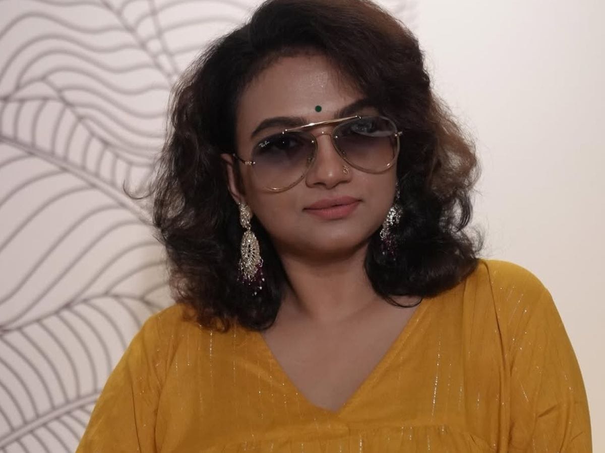 കൃഷ്ണപ്രഭയും ഇന്റർവ്യൂ ചെയ്ത അവതാരകയും ചേർന്ന് മാനസികാരോഗ്യ പ്രശ്നങ്ങളെയും അത്തരം വെല്ലുവിളികൾ നേരിടുന്നവരെയും നിസ്സാരവൽക്കരികയും പരിഹസിക്കുകയും ചെയ്തുവെന്നാണ് ആരോപണം.വട്ടാണ്, മോഡേൺ പേരുകളാണ് ഇവയൊക്കെ എന്ന് കൃഷ്ണപ്രഭ പറയുന്നതിനെ സൈക്കോളജിസ്റ്റ് ആ വീഡിയോയിൽ അതിശക്തമായ രീതിയിൽ തന്നെയാണ് വിമർശിക്കുന്നത്. (Photo: Instagram)
