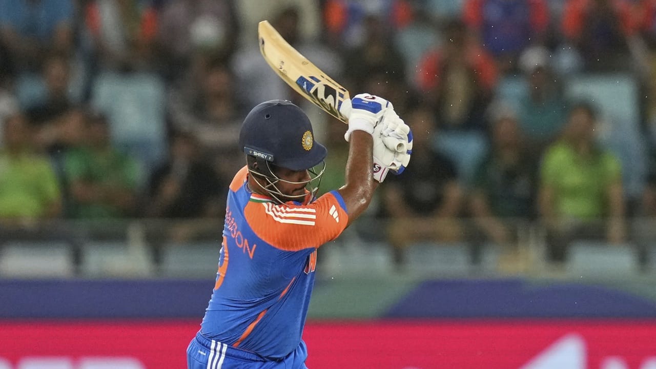 ഏകദിനത്തില്‍ കിട്ടിയ അവസരങ്ങളിലെല്ലാം സഞ്ജു മികച്ച പ്രകടനമാണ് പുറത്തെടുത്തത്. ഒരു സെഞ്ചുറിയും, മൂന്ന് അര്‍ധ സെഞ്ചുറിയും നേടി. എന്നാല്‍ സഞ്ജു ടോപ് ഓര്‍ഡര്‍ ബാറ്ററാണെന്ന തൊടുന്യായം നിരത്തിയാണ് അജിത് അഗാര്‍ക്കറിന്റെ നേതൃത്വത്തിലുള്ള സെലക്ഷന്‍ കമ്മിറ്റി സഞ്ജുവിനെ തഴഞ്ഞത് (Image Credits: PTI)