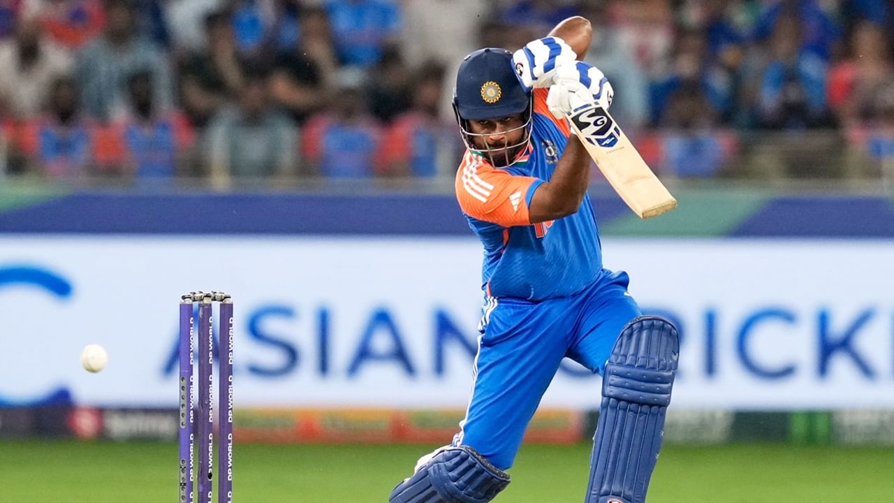 ഇതുവരെ സഞ്ജു പുറത്തെടുത്ത മികച്ച പ്രകടനമെല്ലാം അവര്‍ കണ്ടില്ലെന്ന് നടിച്ചു. ഇനി ഏകദിനത്തിലേക്കുള്ള സഞ്ജുവിന്റെ തിരിച്ചുവരവ് പ്രയാസകരമാകും. ഓസ്‌ട്രേലിയക്കെതിരായ ടി20 പരമ്പരയില്‍ സഞ്ജു സ്ഥാനം നിലനിര്‍ത്തിയിട്ടുണ്ട് (Image Credits: PTI)