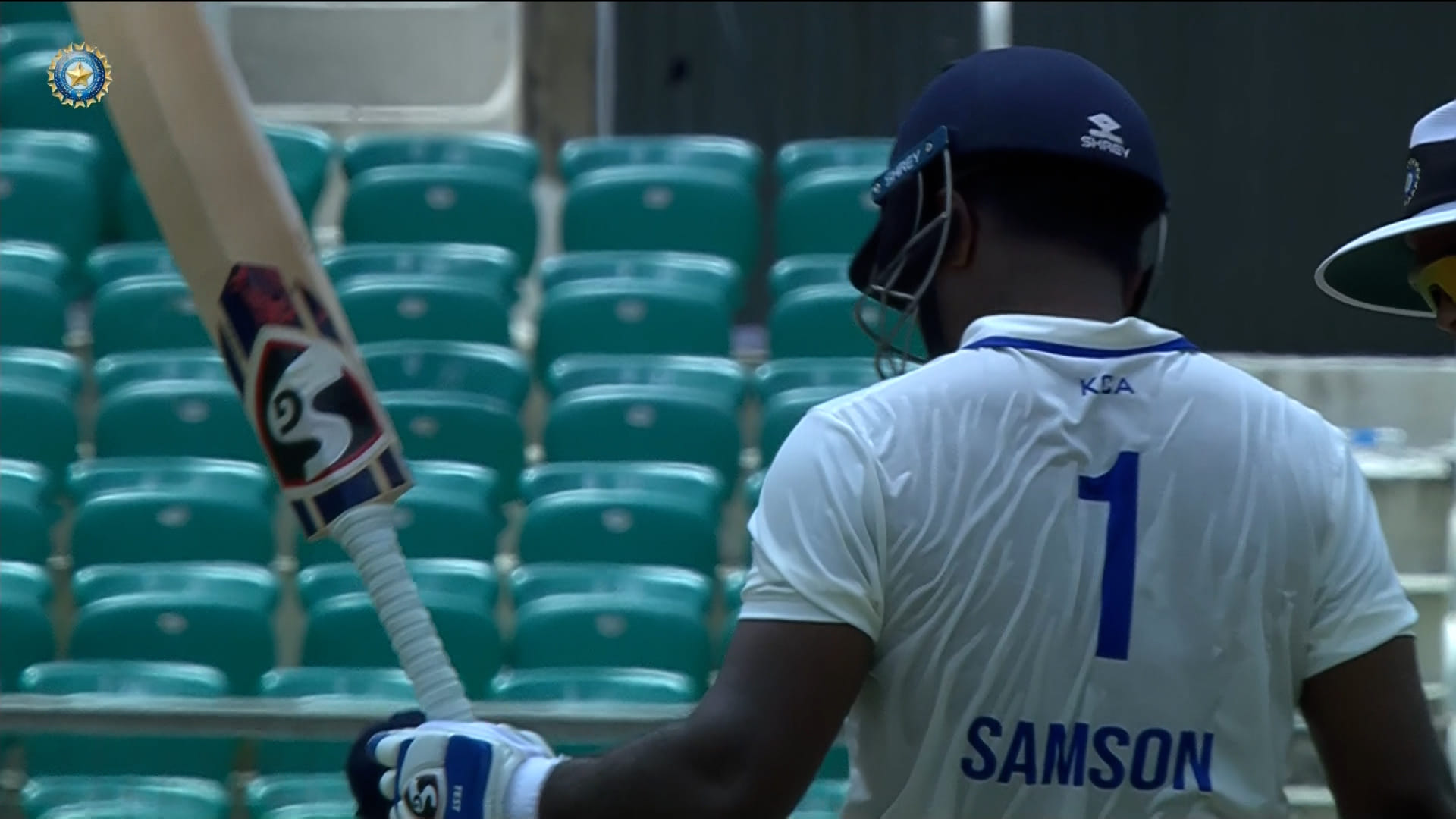 ആദ്യ ഇന്നിംഗ്സിൽ 239 റൺസിന് മഹാരാഷ്ട്ര ഓൾ ഔട്ടായിരുന്നു. അഞ്ച് റൺസ് നേടുന്നതിനിടെ നാല് വിക്കറ്റ് നഷ്ടപ്പെട്ട മഹാരാഷ്ട്രയെ ഋതുരാജ് ഗെയ്ക്വാദും (91) ജലജ് സക്സേനയും ചേർന്ന് കരകയറ്റുകയായിരുന്നു. കേരളത്തിനായി നിധീഷ് എംഡി അഞ്ച് വിക്കറ്റ് വീഴ്ത്തി.
