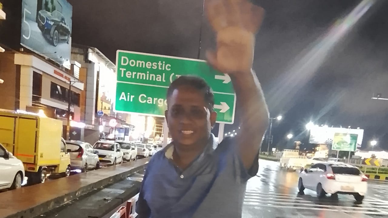 ആളുകള്‍ കളിയാക്കിയപ്പോള്‍ മനസ് വേദനിച്ചിട്ടുണ്ടെന്നും, ആരോടും വൈരാഗ്യമില്ലെന്നും സന്തോഷ് കുറിച്ചു. ഇനി കൂടി വന്നാല്‍ രണ്ട് മാസം. അതില്‍ കൂടുതല്‍ ജീവിക്കില്ലെന്നും സന്തോഷ് ഫേസ്ബുക്ക് പോസ്റ്റിലൂടെ പറഞ്ഞു. ആരോടും ദേഷ്യവും പരിഭവവുമില്ല. വൈരാഗ്യവുമില്ല. എല്ലാവരോടും സ്‌നേഹം മാത്രം. ക്രഷ് ആണെന്ന് പറഞ്ഞ എല്ലാവരോടും സോറി പറയുന്നു. തന്റെ സ്ഥാനം ഇനി അലിന്‍ ജോസ് പെരേരയ്ക്ക് ആണെന്നും പറഞ്ഞാണ് സന്തോഷ് കുറിപ്പ് അവസാനിപ്പിക്കുന്നത് (Image Credits: facebook.com/santhosh.varkey.5)