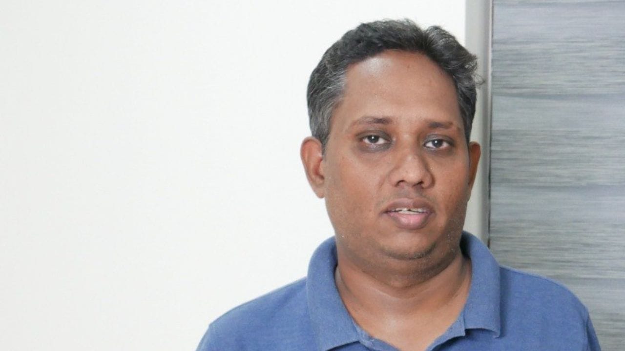  പിതാവിന്റെ അടുത്തേക്ക് പോവുകയാണ്. തെറ്റു വല്ലതും ചെയ്തിട്ടുണ്ടെങ്കിൽ എല്ലാവരും ക്ഷമിക്കണം എന്നൊക്കെ ആരുടേയും കരളലയിപ്പിക്കുന്ന പോസ്റ്റുകളാണ് സന്തോഷ് പങ്കിട്ടത്. പിന്നാലെ സമാധാന വാക്കുകളുമായും ആളുകൾ എത്തി തുടങ്ങി. ഇപ്പോഴിതാ തനിക്ക് ക്യാൻസർ ഇല്ലെന്ന മറ്റൊരു പോസ്റ്റുമായി എത്തിയിരിക്കുകയാണ് ആറാട്ടണ്ണൻ. (photo credit: santhosh varket/social media)