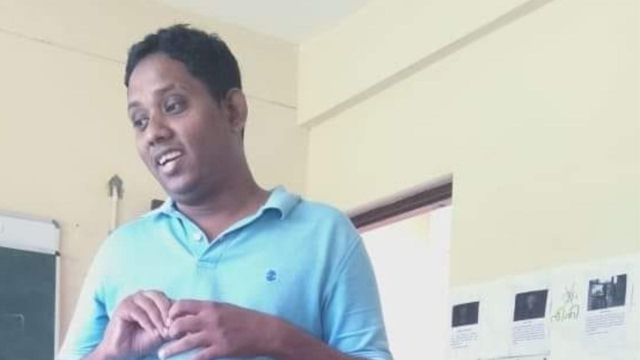 തനിക്ക് ക്യാൻസർ ഇല്ലെന്നും ആദ്യത്തെ ഡോക്ടർ പരിശോധിച്ചപ്പോൾ തെറ്റിപ്പോയതാണെന്നും ആണ് മണിക്കൂറുകൾക്കു മുമ്പുള്ള ആറാട്ടണ്ണന്റെ
പോസ്റ്റ്. ഇതിനെയൊക്കെ യഥാസ്തികത എത്രത്തോളം ഉണ്ടെന്ന് ആർക്കും വ്യക്തമല്ല, എങ്കിലും കഴിഞ്ഞ കുറച്ചു ദിവസമായി സന്തോഷ് സോഷ്യൽ മീഡിയയിൽ കാണിച്ചു കൂട്ടിയ കാര്യങ്ങൾ വെച്ച് നെറ്റിസൺസ് ചില കാര്യങ്ങൾ എടുത്തുപറയുകയാണ്. കഴിഞ്ഞ കുറച്ച് കാലങ്ങളായി ഇയാൾക്ക് ശ്രദ്ധ കിട്ടുന്നില്ല എന്ന തോന്നലാണ് ഇയാളെ കൊണ്ട് ഇതെല്ലാം ചെയ്യിക്കുന്നത്. സോഷ്യൽ മീഡിയയിൽ റീച്ച് കിട്ടുക മാത്രമാണ് ഇയാളുടെ ഉദ്ദേശം. ആളുകളുടെ ശ്രദ്ധ പിടിച്ചു പറ്റുക മാത്രമാണ് ലക്ഷ്യം. നെറ്റിസൺസ് പറയുന്ന ഈ പ്രശ്നങ്ങൾ യഥാർത്ഥത്തിൽ ഒരു രോ​ഗത്തിന്റെ ലക്ഷണങ്ങളാണ്.(photo credit: santhosh varkey/fb)