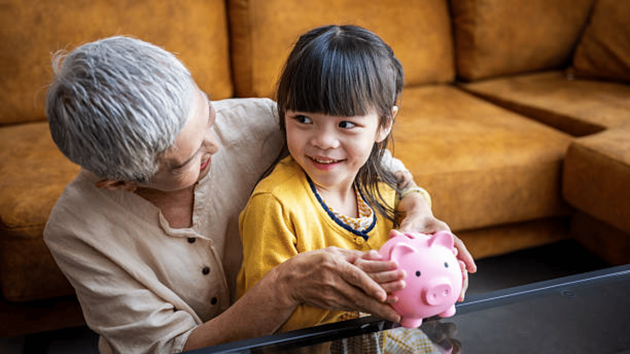 Senior Citizen Savings vs Bank FD: സീനിയർ സിറ്റിസൺ സേവിംഗ്സ് vs ബാങ്ക് എഫ്ഡി; ഉയർന്ന പലിശ നിരക്ക് നൽകുന്നത് ഏത്?