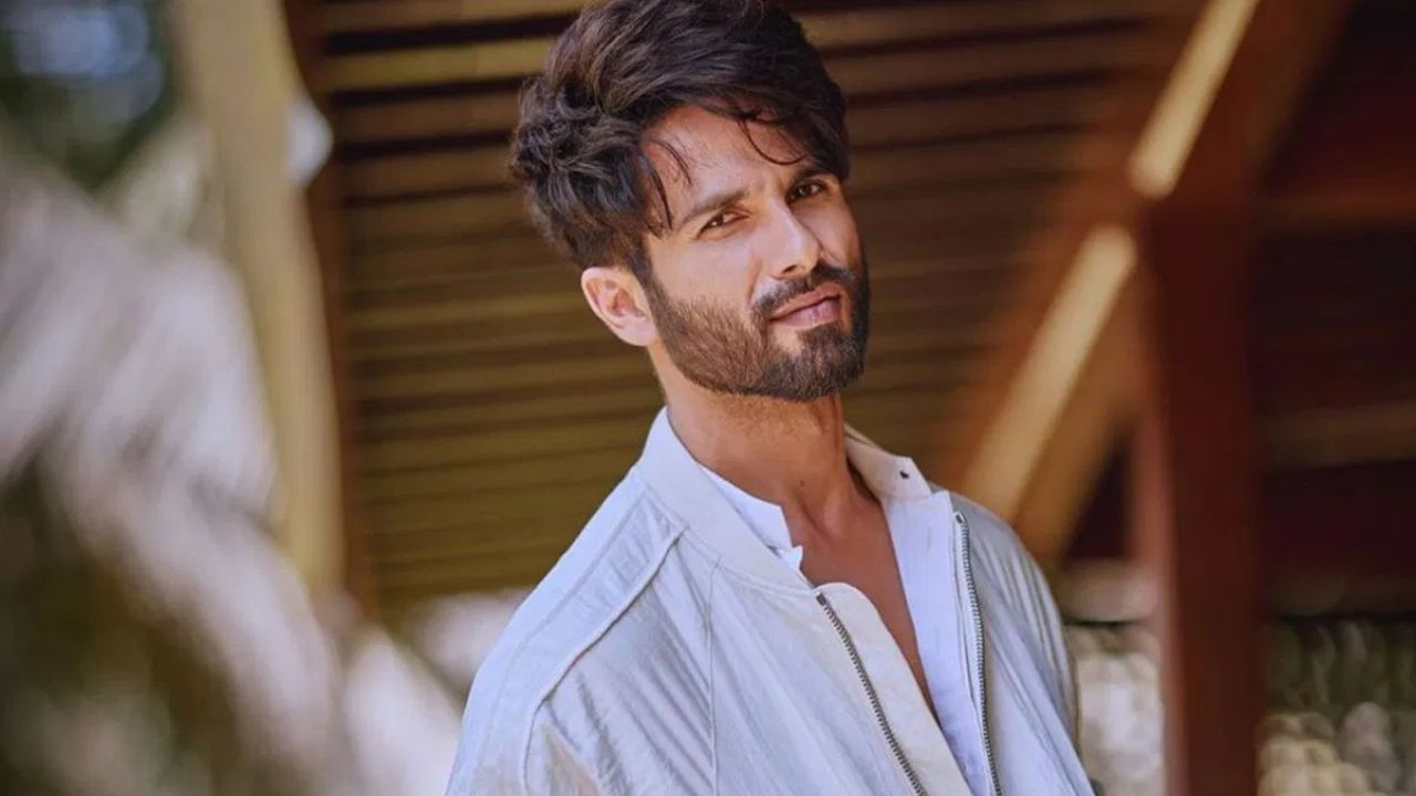 ഷാഹിദ് കപൂർ: ഷാഹിദാ കപൂറും ഇപ്പോൾ സസ്യാഹാരത്തിലേക്ക് മാറിയിരിക്കുന്നു. ഒരു പുസ്തകമാണ് തന്റെ ധാരണകൾ മാറ്റിമറിച്ചതെന്നും അങ്ങനെ സസ്യാധിഷ്ഠിത ജീവിതശൈലിയിലേക്ക് താൻ മാറിയെന്നും താരം പറഞ്ഞിരുന്നു. (image: Social media)