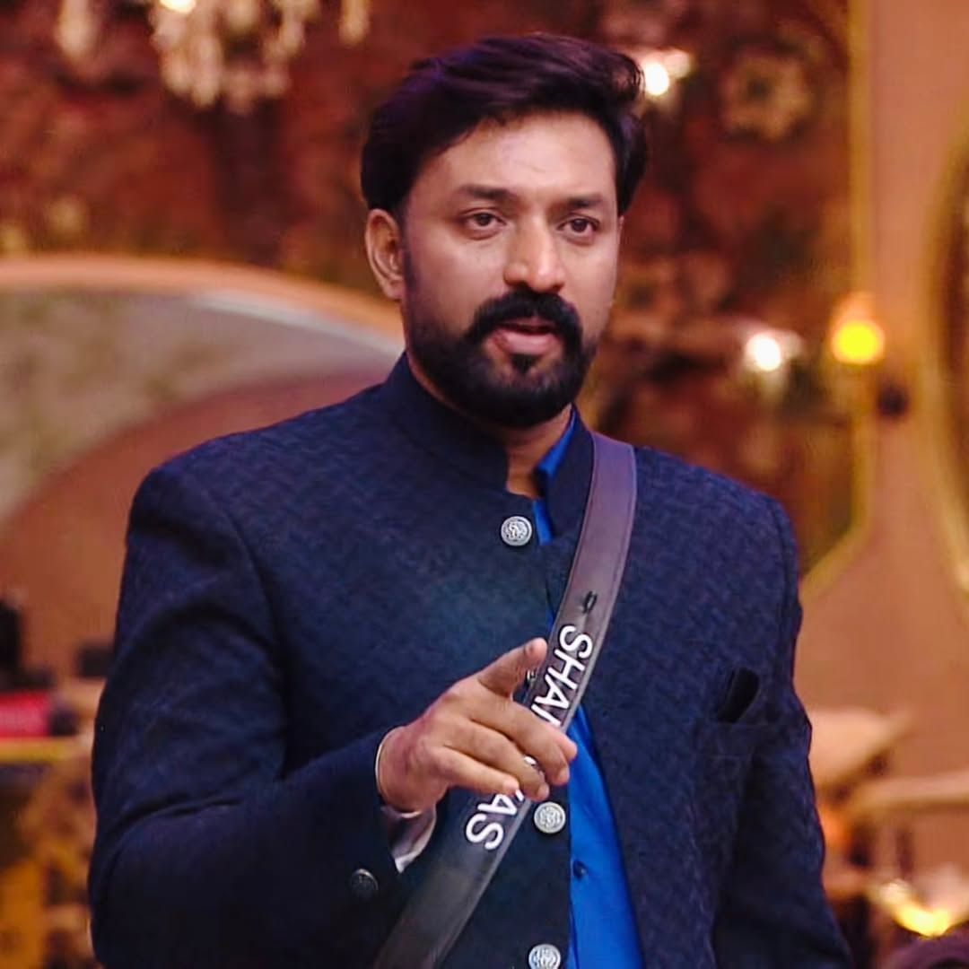  കിച്ചണിലുണ്ടായ തർക്കത്തിൽ ഷാനവാസും നെവിനും നേർക്കുനേർ വന്നപ്പോഴാണ് സംഭവം. ഇരുവരും പാൽ ബോക്സ് പിടിച്ച് വലിക്കുന്നതും പിന്നാലെ തറയിലേക്ക് വീഴുകയും ചെയ്യുന്ന ഷാനവാസിനെ കാണാം. ഇതോടെ ഷാനവാസിനെ മറ്റ് മത്സരാർഥികൾ സഹായിക്കുന്നുണ്ട്. എന്നാൽ ഇത് ഷാനവാസിന്റെ ഡ്രാമയും ഓവർ ആക്ടിങ്ങും ആണ് എന്നാണ് അക്ബറും നെവിനും ആര്യനുമെല്ലാം പറഞ്ഞത്. 
