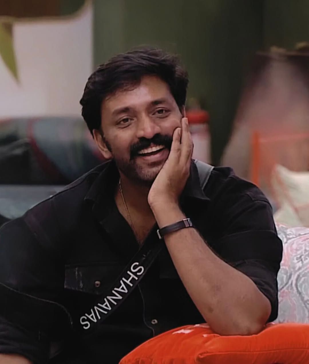 ഇപ്പോഴിതാ വീട്ടിനകത്ത് ഉണ്ടായ ഒരു തർക്കമാണ് സോഷ്യൽ മീഡിയയിൽ ചർച്ചയാകുന്നത്.  നെവിനും ഷാനവാസും തമ്മിലുണ്ടായ തർക്കമാണ് ചർച്ചാവിഷയം. എന്നാൽ തർക്കം അതിരുവിട്ടതോടെ ഷാനവാസിന് നെഞ്ചുവേദന അനുഭവപ്പെടുകയും തുടർന്ന് കുഴഞ്ഞുവീഴുകയും ചെയ്തു.