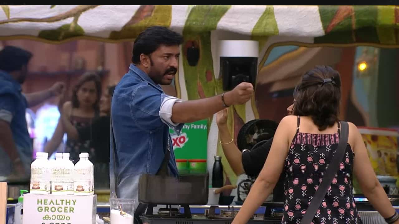 Bigg Boss Malayalam Season 7: ചേട്ടച്ഛനും പെങ്ങളൂട്ടികളും തെറ്റിപ്പിരിയുന്നു; ഷാനവാസിനെതിരെ നൂറയും ആദിലയും Bigg Boss Malayalam Season 7: ചേട്ടച്ഛനും പെങ്ങളൂട്ടികളും തെറ്റിപ്പിരിയുന്നു; ഷാനവാസിനെതിരെ നൂറയും ആദിലയും