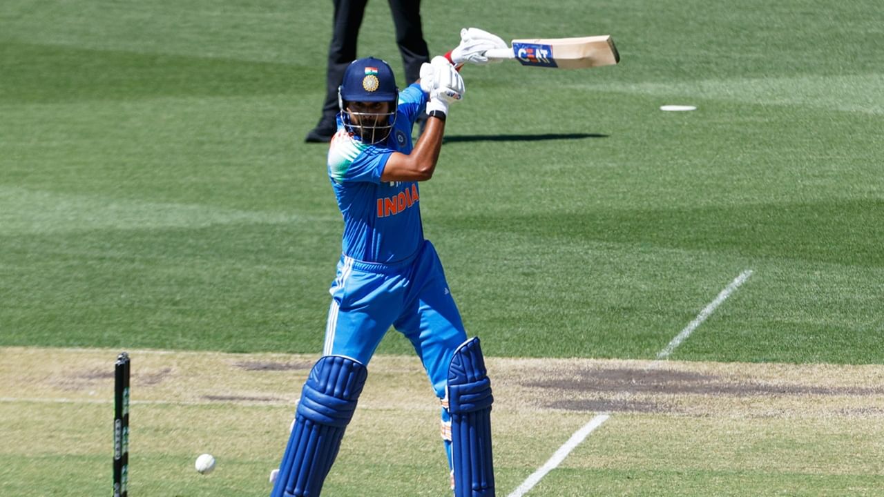 ഐപിഎല്ലില്‍ മികച്ച പ്രകടനം നടത്തിയെങ്കിലും ദേശീയ ടി20 ടീമിലേക്ക് തിരിച്ചെത്താന്‍ ശ്രേയസിന് സാധിക്കുന്നില്ല. ശ്രേയസ് നയിച്ച പഞ്ചാബ് കിങ്‌സായിരുന്നു മുന്‍ സീസണിലെ റണ്ണേഴ്‌സ് അപ്പ്. ദേശീയ ടി20 ടീമിലേക്ക് തിരിച്ചുവരവ് നടത്താനാണ് ശ്രേയസിന്റെ ശ്രമം  (Image Credits: PTI)