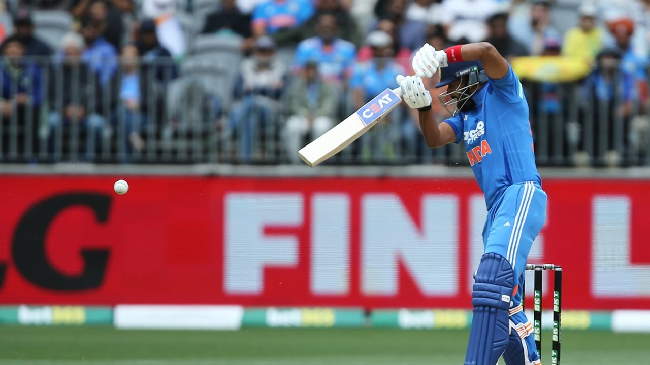 ഓസീസിനെതിരായ ആദ്യ ഏകദിനത്തില്‍ തിളങ്ങാനായില്ലെങ്കിലും, രണ്ടാം മത്സരത്തില്‍ താരം മികച്ച പ്രകടനം പുറത്തെടുത്തു. 77 പന്തില്‍ 61 റണ്‍സാണ് നേടിയത്. മൂന്നാം ഏകദിനം 25ന് നടക്കും  (Image Credits: PTI)