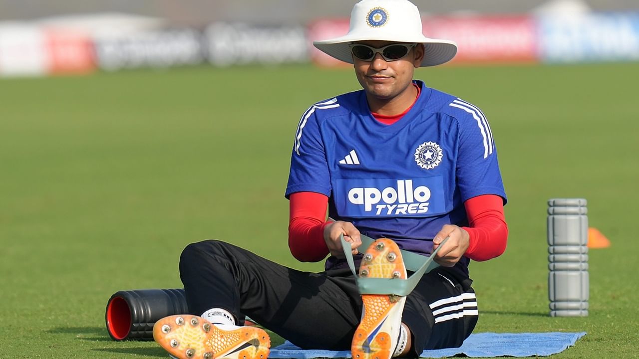 ഓസീസ് പര്യടനത്തിന് മുന്നോടിയായി അപ്രതീക്ഷിതമായി ഗില്ലിനെ ഏകദിന ക്യാപ്റ്റനാക്കുകയായിരുന്നു. രോഹിത് ശര്മയെ ക്യാപ്റ്റന് സ്ഥാനത്തുനിന്ന് നീക്കിയാണ് മാനേജ്മെന്റ് ഗില്ലിനെ നായകനാക്കിയത്. ഗില്ലിനെ ഓള് ഫോര്മാറ്റ് ക്യാപ്റ്റനാക്കുകയാണ് ലക്ഷ്യം (Image Credits: PTI)