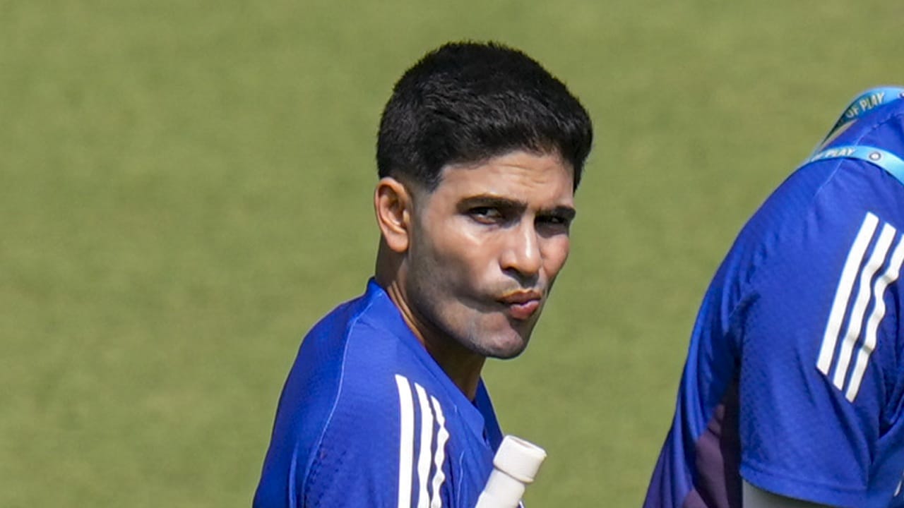 ഓസ്‌ട്രേലിയയ്‌ക്കെതിരായ ഏകദിന പരമ്പരയ്ക്ക് മുന്നോടിയായുള്ള മാധ്യമസമ്മേളനത്തിലാണ് അക്‌സര്‍ ഗില്ലിനെക്കുറിച്ച് സംസാരിച്ചത്. ക്യാപ്റ്റനായതിന് ശേഷം ഗില്ലിന് മേല്‍ സമ്മര്‍ദ്ദമുണ്ടാകുന്ന അവസരം വന്നിട്ടില്ലെന്ന് അക്‌സര്‍ പറഞ്ഞു. അത് നല്ല കാര്യമാണെന്നും താരം കൂട്ടിച്ചേര്‍ത്തു (Image Credits: PTI)