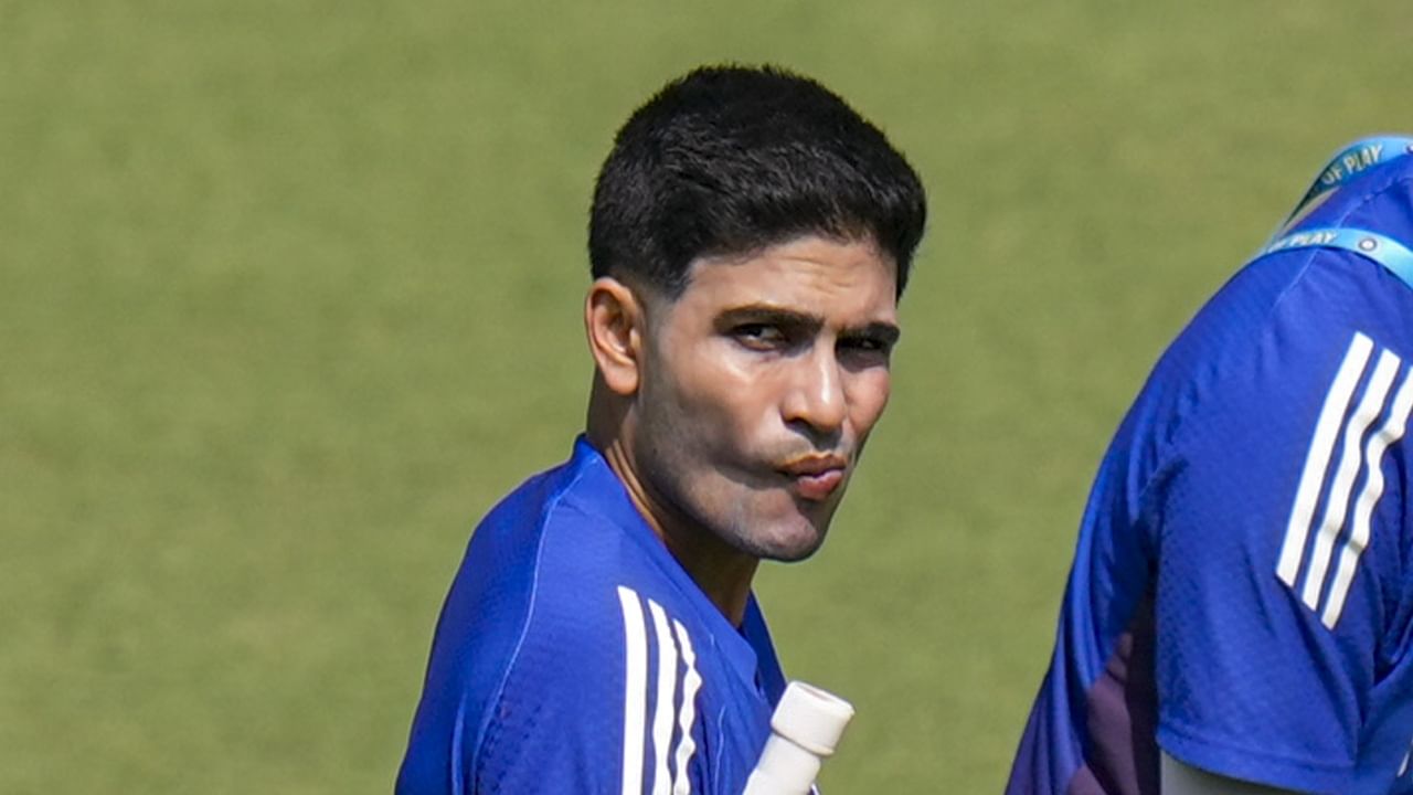 ഓസ്ട്രേലിയയ്ക്കെതിരായ ഏകദിന പരമ്പരയ്ക്ക് മുന്നോടിയായുള്ള മാധ്യമസമ്മേളനത്തിലാണ് അക്സര് ഗില്ലിനെക്കുറിച്ച് സംസാരിച്ചത്. ക്യാപ്റ്റനായതിന് ശേഷം ഗില്ലിന് മേല് സമ്മര്ദ്ദമുണ്ടാകുന്ന അവസരം വന്നിട്ടില്ലെന്ന് അക്സര് പറഞ്ഞു. അത് നല്ല കാര്യമാണെന്നും താരം കൂട്ടിച്ചേര്ത്തു (Image Credits: PTI)