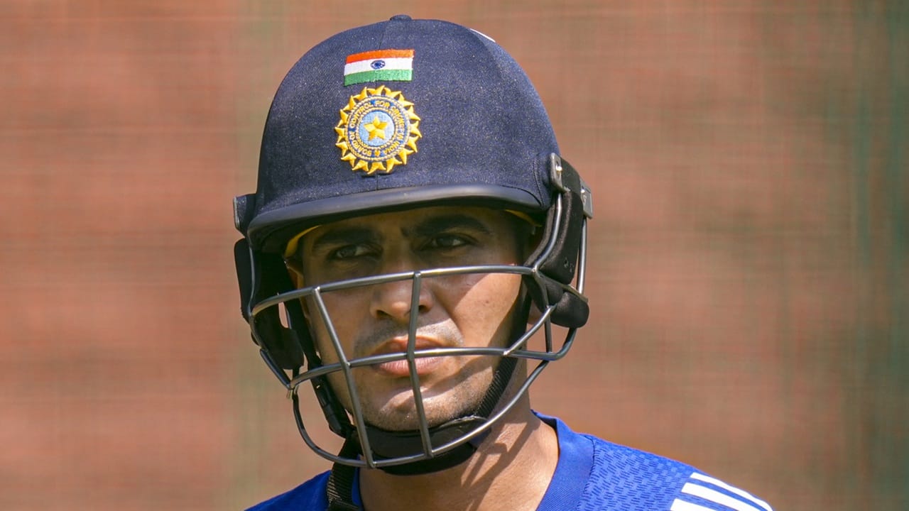  ഓസ്‌ട്രേലിയയില്‍ നടക്കുന്ന ഏകദിന പരമ്പര ശുഭ്മാന്‍ ഗില്ലിന് ക്യാപ്റ്റനെന്ന നിലയില്‍ വളരുന്നതിനുള്ള മികച്ച അവസരമാണെന്ന് സഹതാരം അക്‌സര്‍ പട്ടേല്‍. മുന്‍ ക്യാപ്റ്റന്‍മാരായ രോഹിത് ശര്‍മയും, വിരാട് കോഹ്ലിയും പരമ്പരയില്‍ കൂടെയുള്ളത് ഗില്ലിന് ഗുണം ചെയ്യുമെന്ന് അക്‌സര്‍ കരുതുന്നു. ഇതാദ്യമായാണ് ഗില്‍ ഏകദിനത്തില്‍ ഇന്ത്യയെ നയിക്കുന്നത് (Image Credits: PTI)