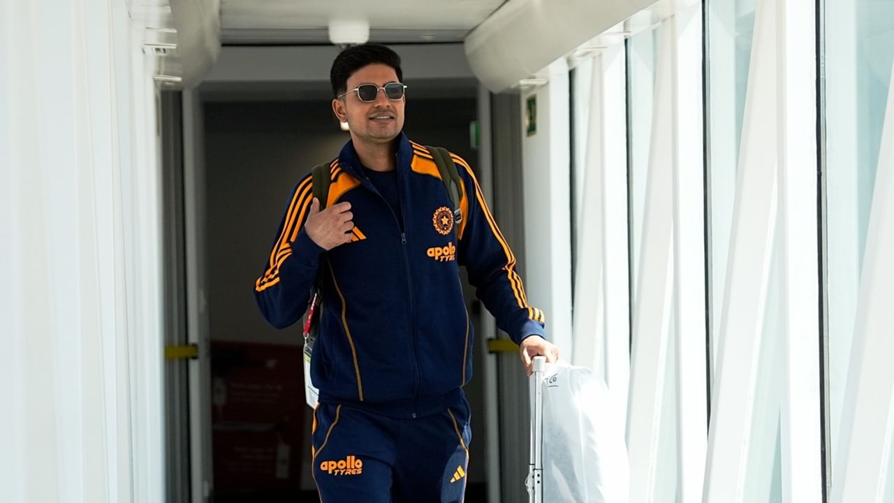 ടോസ് ലഭിച്ചിരുന്നെങ്കില്‍ ബൗളിങ് തിരഞ്ഞെടുക്കുമായിരുന്നുവെന്ന് ക്യാപ്റ്റന്‍ ശുഭ്മാന്‍ ഗില്‍ പറഞ്ഞു. ടോസ് ലഭിച്ചത് ഓസ്‌ട്രേലിയക്കാണെങ്കിലും ഇന്ത്യ ആഗ്രഹിച്ചതുപോലെ ബൗളിങ് ലഭിച്ചു. ഓസ്‌ട്രേലിയന്‍ ടീമില്‍ ഒരു മാറ്റമുണ്ട്. സേവിയര്‍ ബാര്‍ട്ട്‌ലെറ്റിന് പകരം നഥാന്‍ എല്ലിസ് കളിക്കും (Image Credits: facebook.com/IndianCricketTeam)