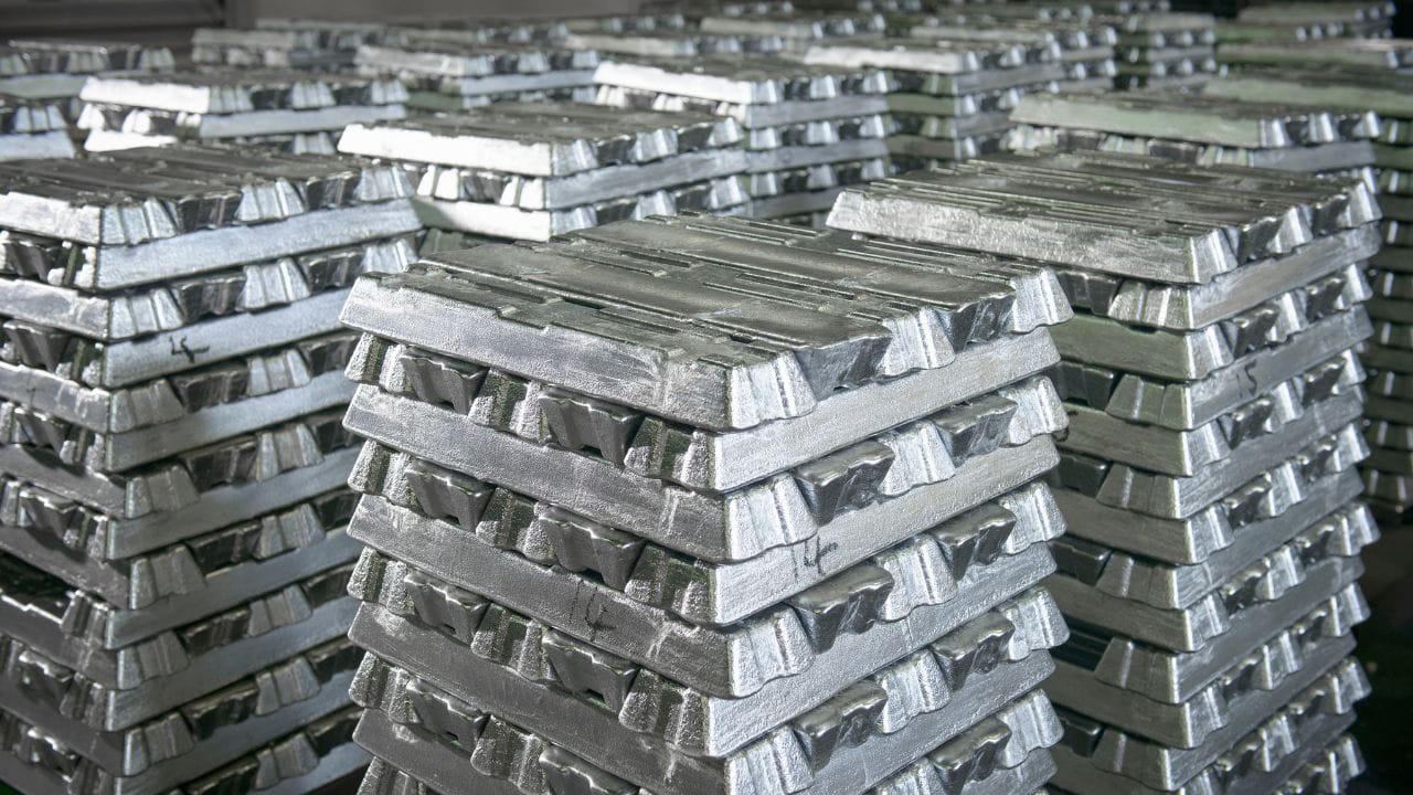 ലണ്ടന്‍ വിപണിയില്‍ വെള്ളി വില ഇടിവ് നേരിട്ടതും ആശ്വാസം പകര്‍ന്നു. അതേസമയം, അടുത്തിടെ വെള്ളിവില ന്യൂയോര്‍ക്ക് ഫ്യൂച്ചറുകളേക്കാള്‍ കുതിച്ചുയര്‍ന്നിരുന്നു. ഈ വര്‍ഷം ഇതുവരെ 60 ശതമാനത്തിലധികം വില ഉയര്‍ന്ന സ്വര്‍ണം ക്ഷീണം നേരിടുമെന്നാണ് വിലയിരുത്തല്‍. 

